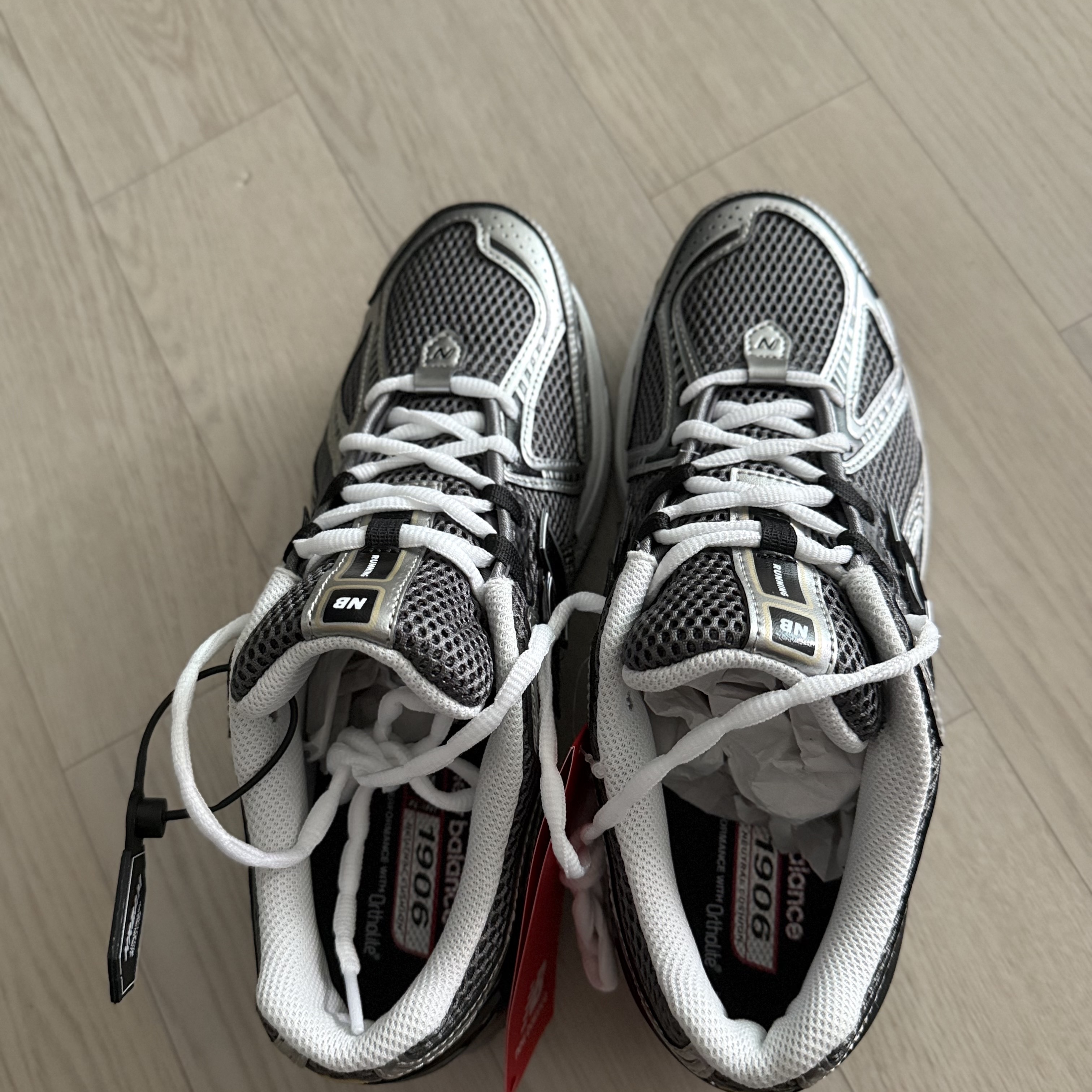 New Balance 1906 Silver Metallic 착용 스타일 - 2