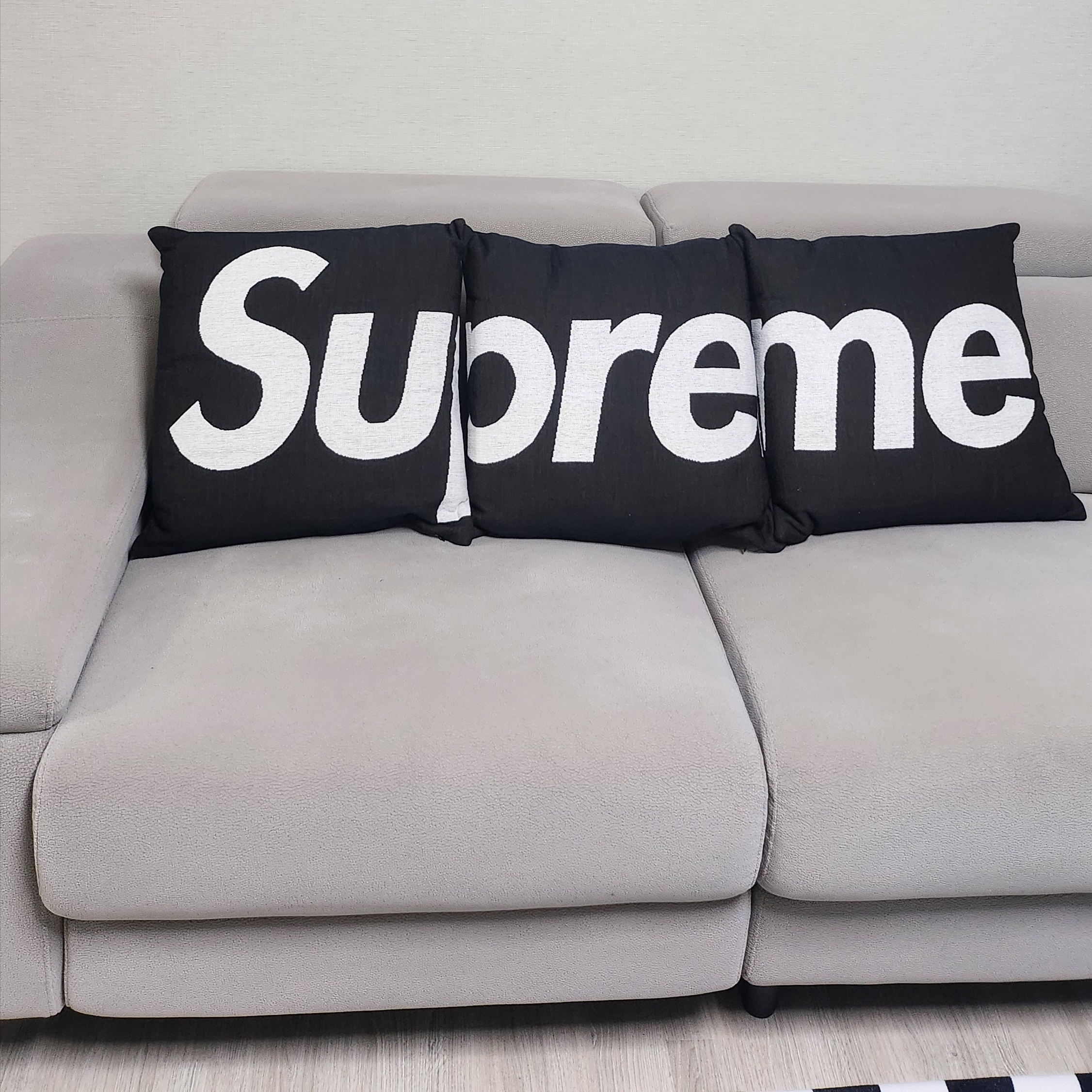 Supreme x Jules Pansu Pillows Black (Set of 3) 착용 스타일 - 2