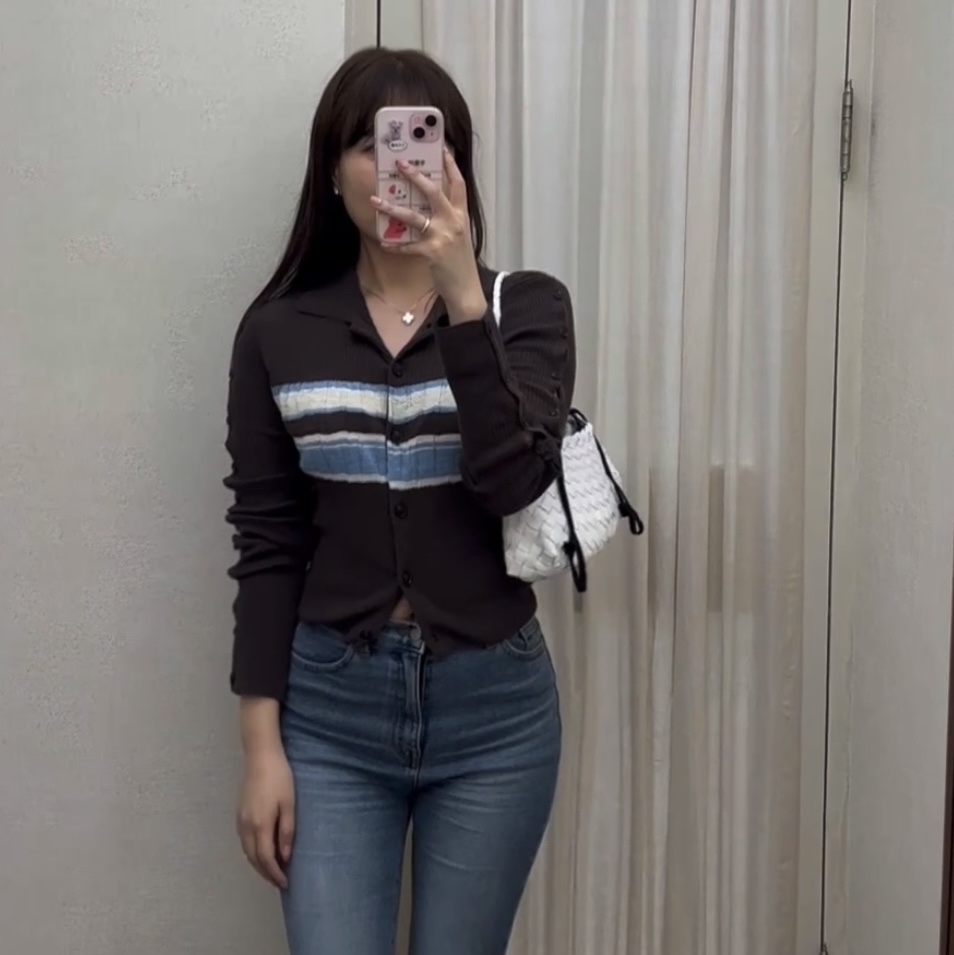 (W) Aviemuah Crinkle Striped Cardigan Brown, (W) Van Cleef & Arpels Vintage Alhambra Pendant Yellow Gold Mother of Pearl 착용 스타일 - 2