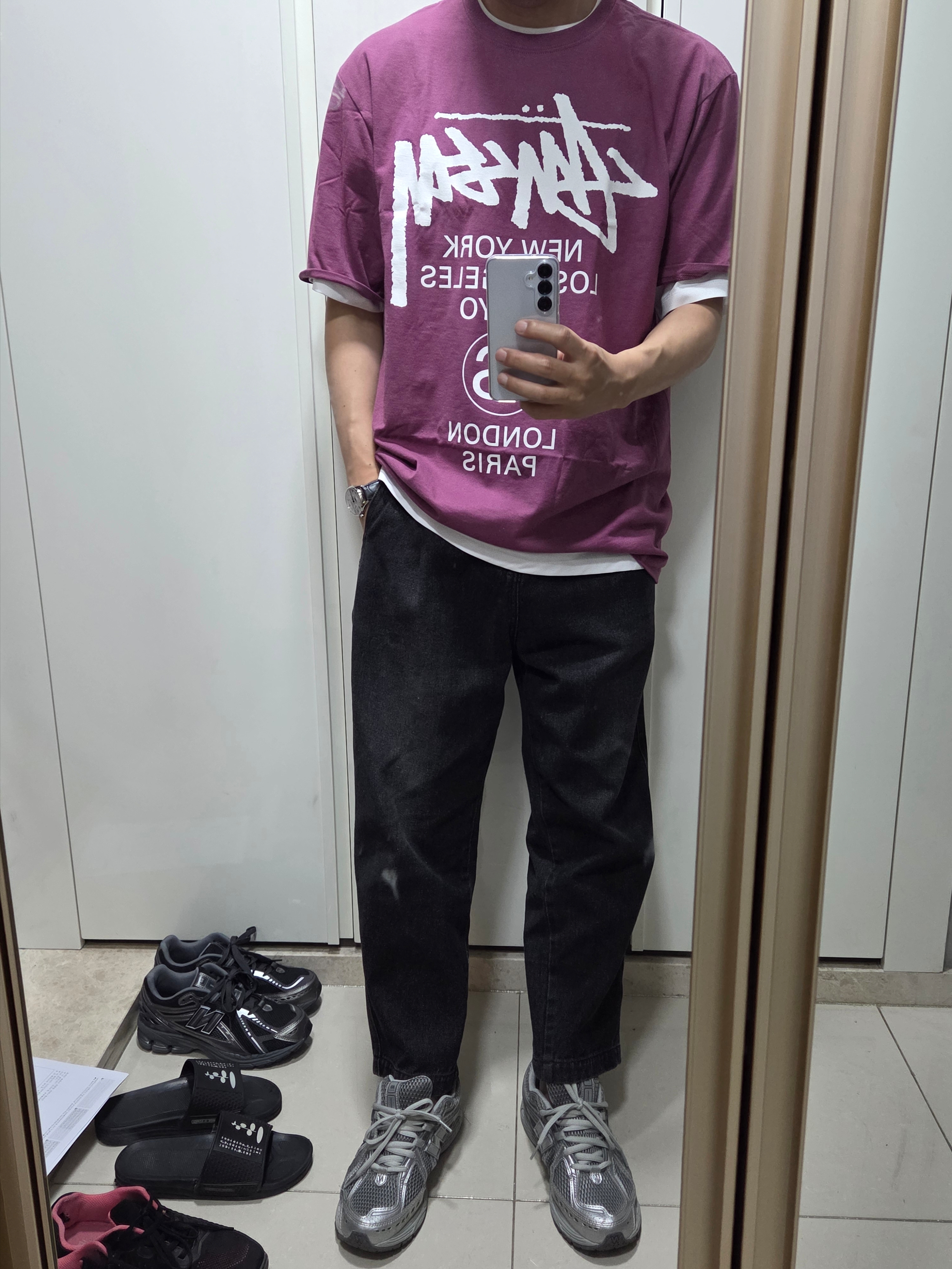 Stussy World Tour T-Shirt Berry 2024 착용 스타일