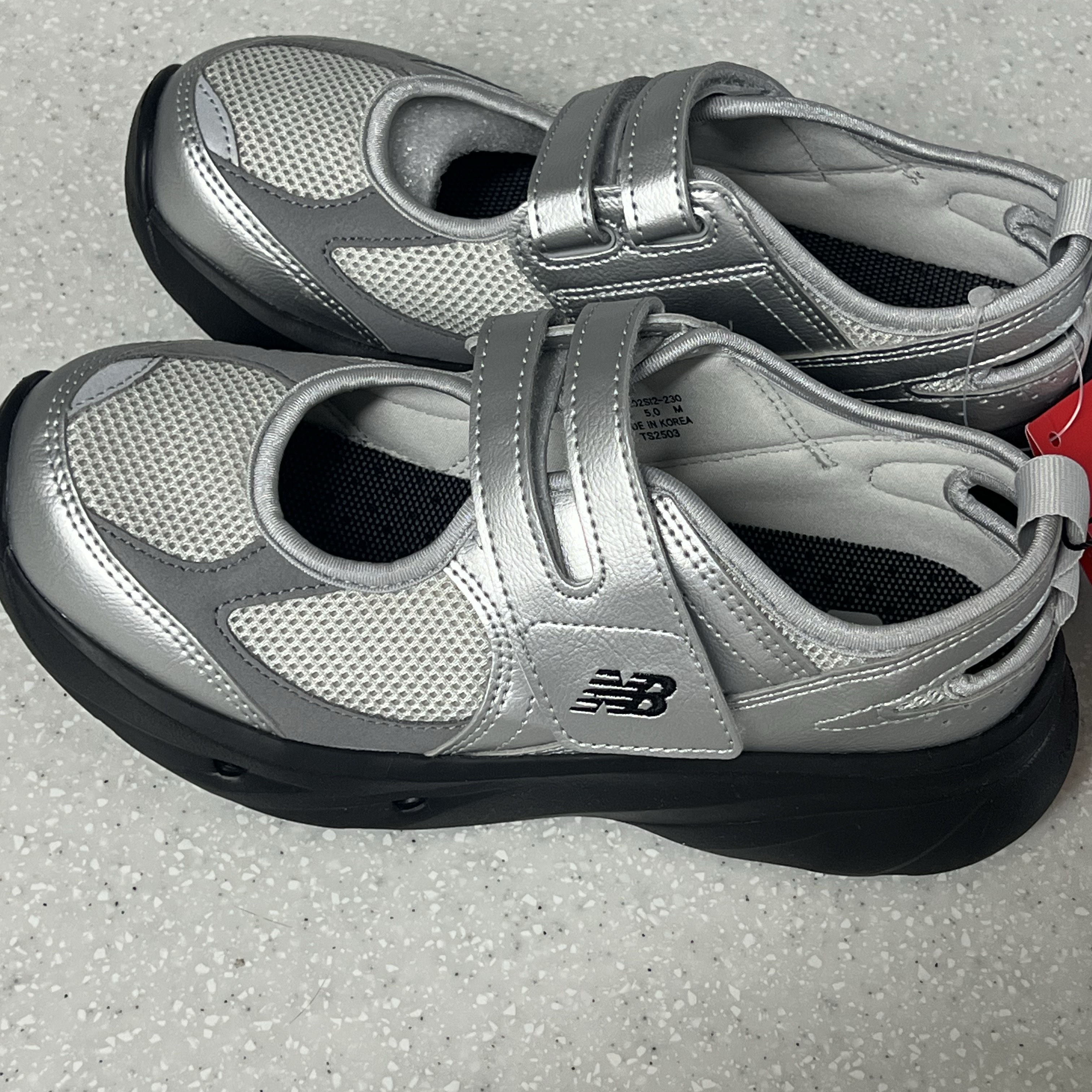 (W) New Balance Breeze SD2202 Metalic Silver 착용 스타일