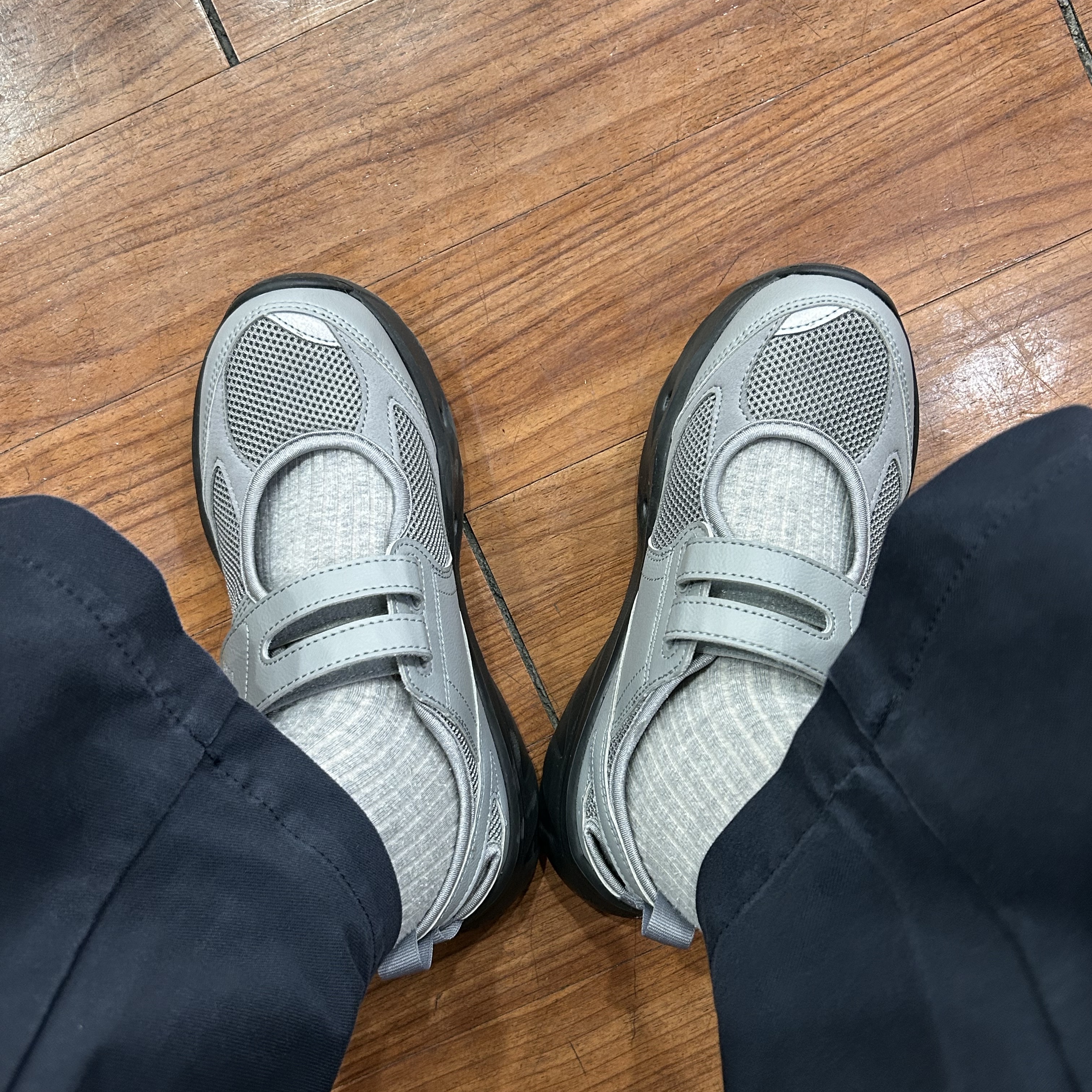 (W) New Balance Breeze SD2202 Gray 착용 스타일 - 1