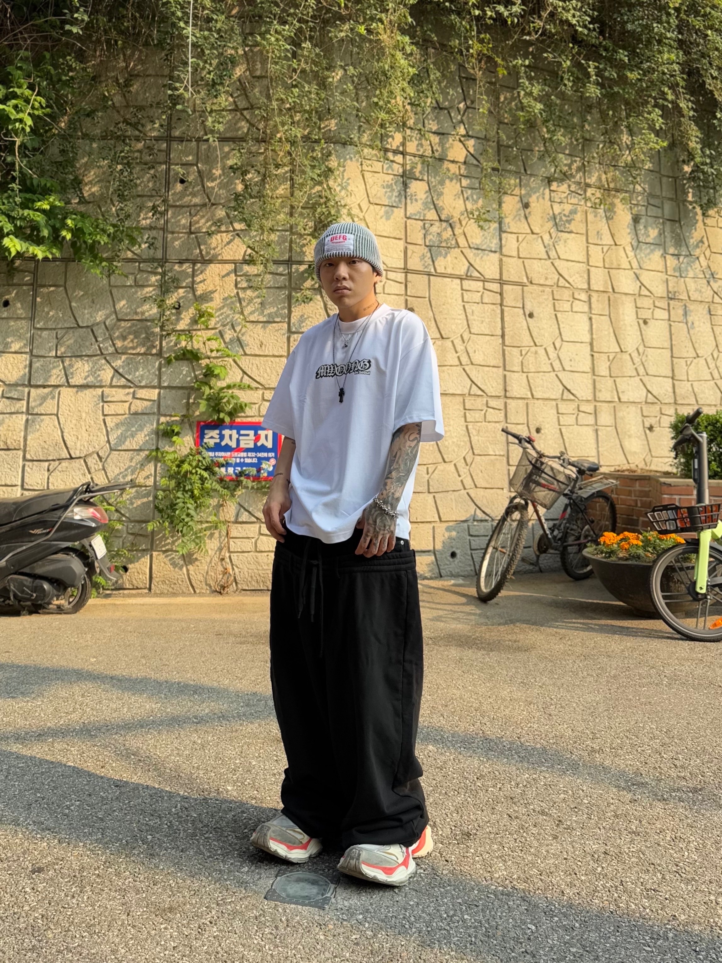 Balenciaga Cargo Sneakers Beige Grey Red, DEFGARMENTS Label Point Rib Beanie White 착용 스타일 - 6