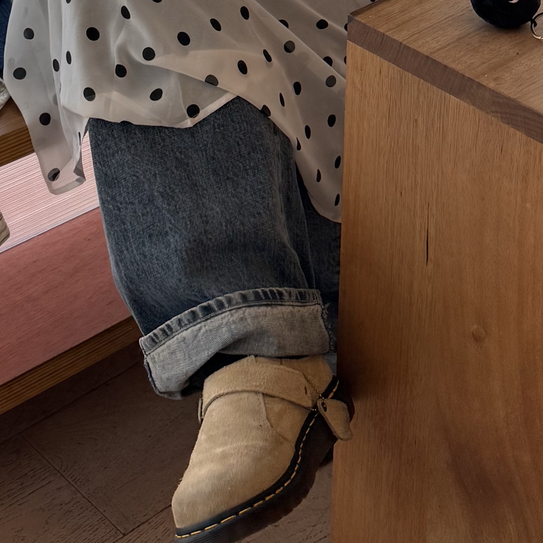 Dr. Martens Isham Desert Oasis Suede Mule Beige 착용 스타일 - 2