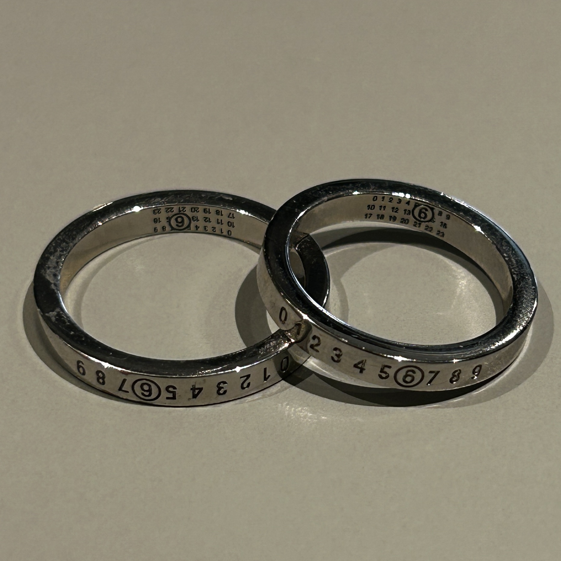 (W) MM6 Maison Margiela Numeric Minimal Signature Ring Silver Palladium 착용 스타일