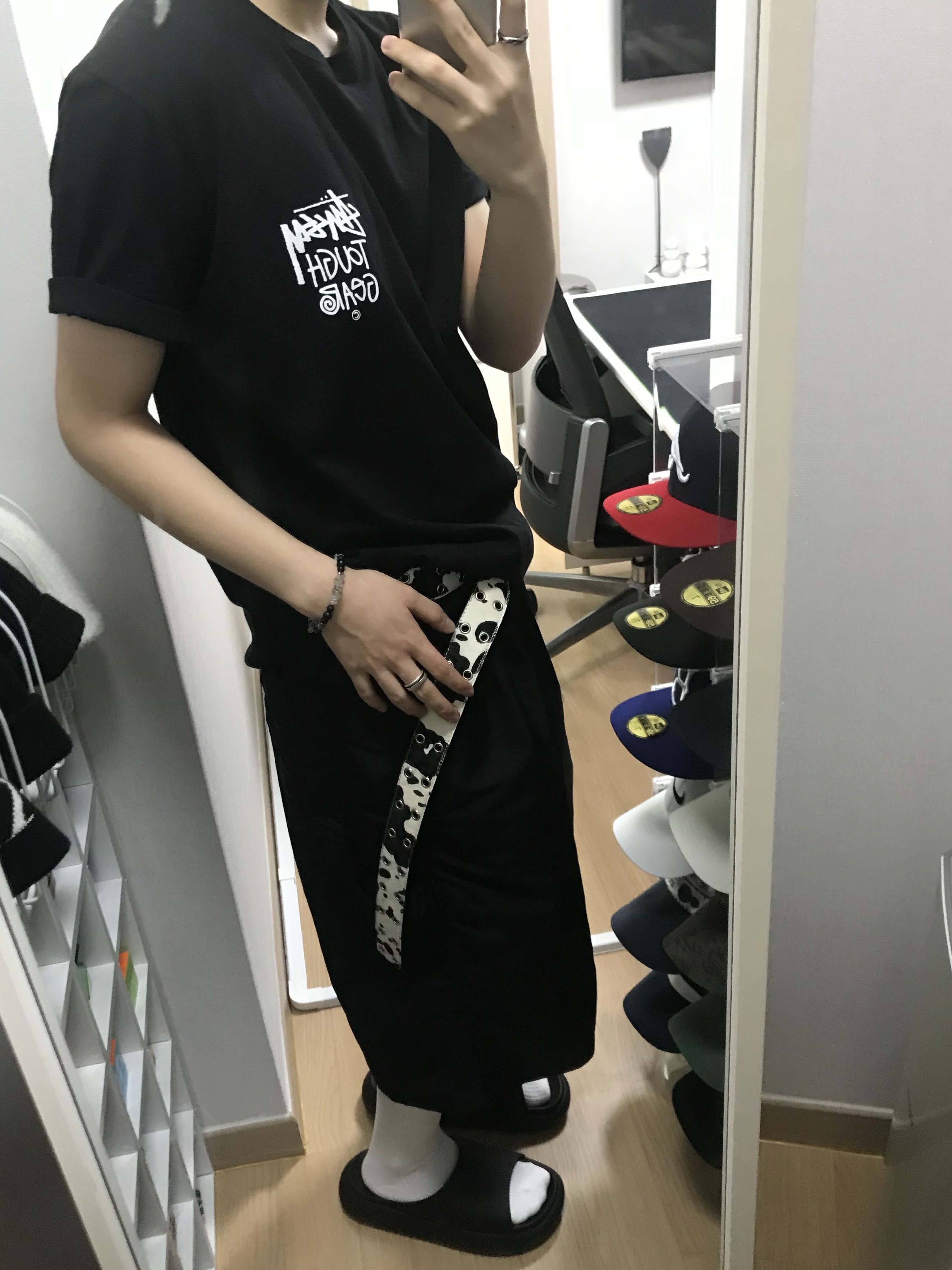 MJD x Koin Seoul Two Tuck Re-Nylon Wide Carpenter Bermuda Pants Black, Kamien x MJD Double Hole Belt Oreo Calf Hair 착용 스타일 - 1