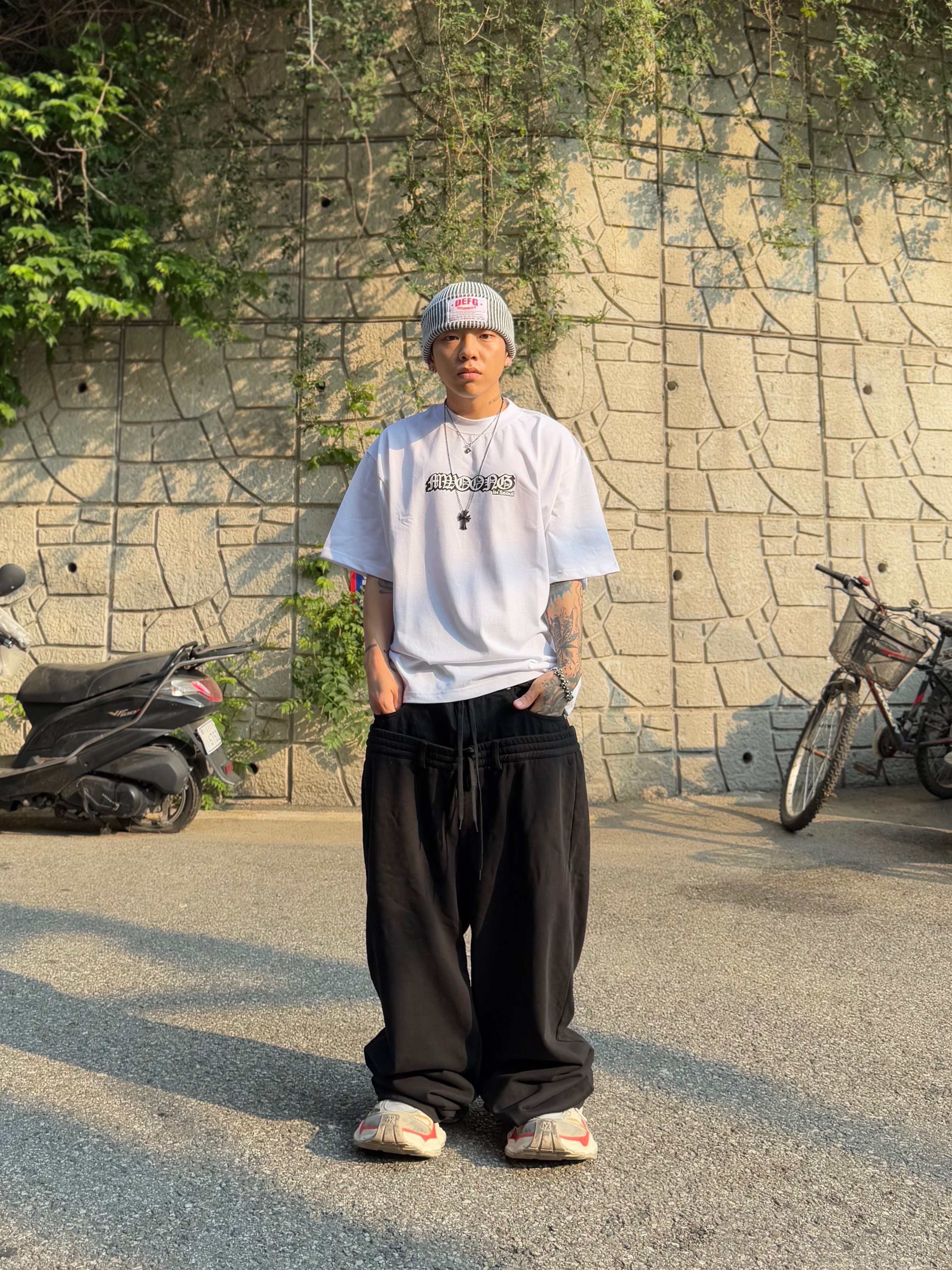 Balenciaga Cargo Sneakers Beige Grey Red, DEFGARMENTS Label Point Rib Beanie White 착용 스타일 - 3