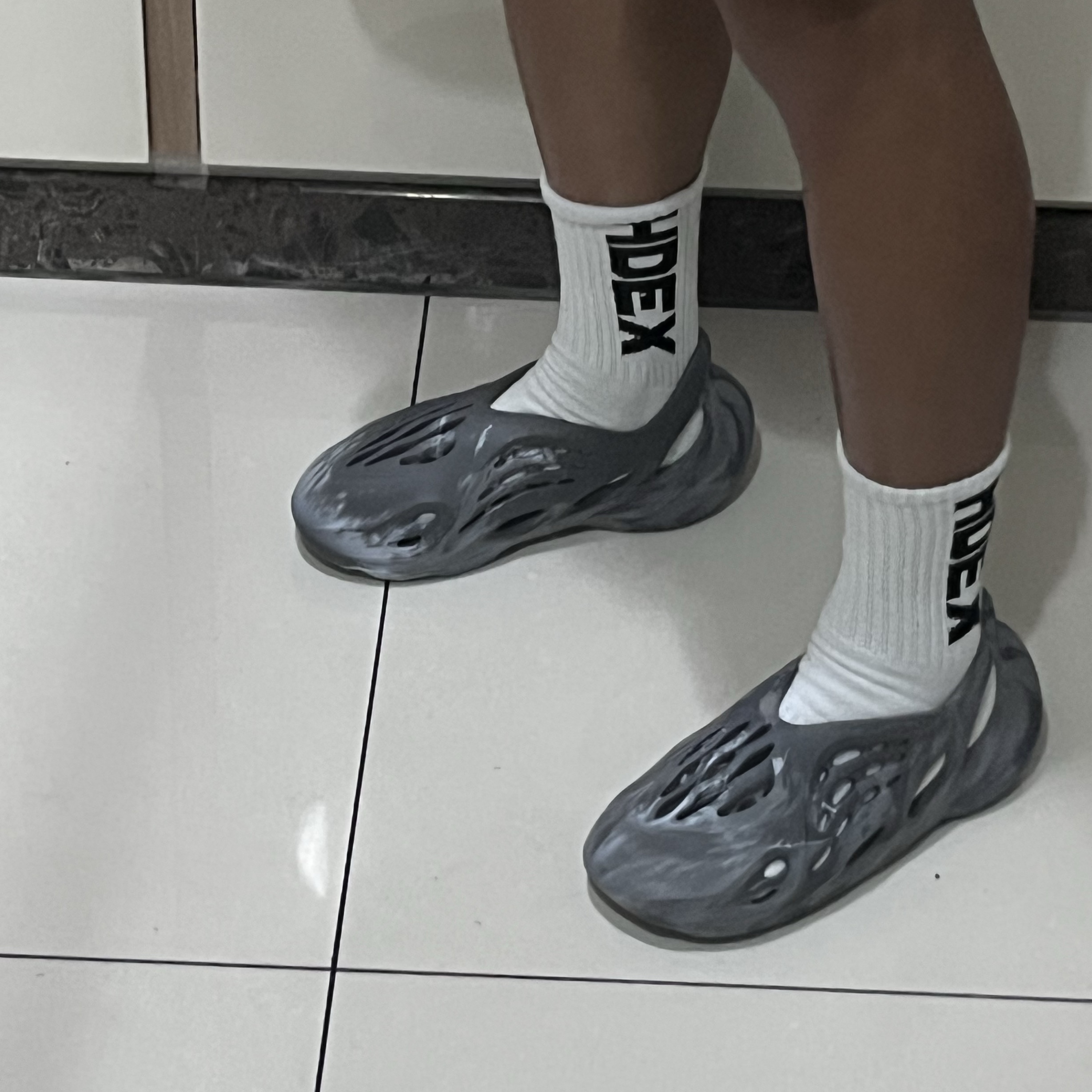Adidas Yeezy Foam RNNR MX Granite 착용 스타일 - 2