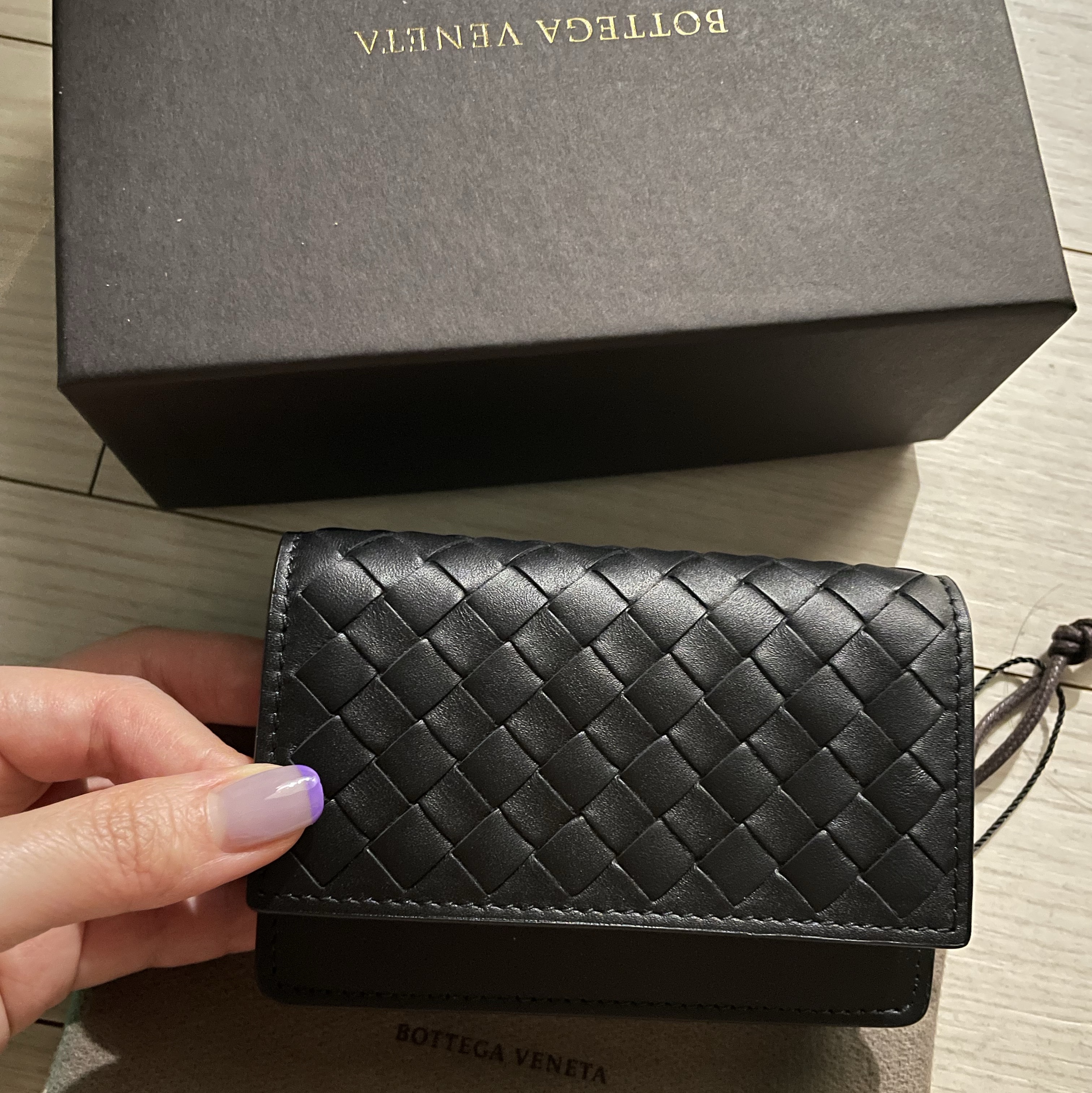 Bottega Veneta Flap Card Case Black 착용 스타일