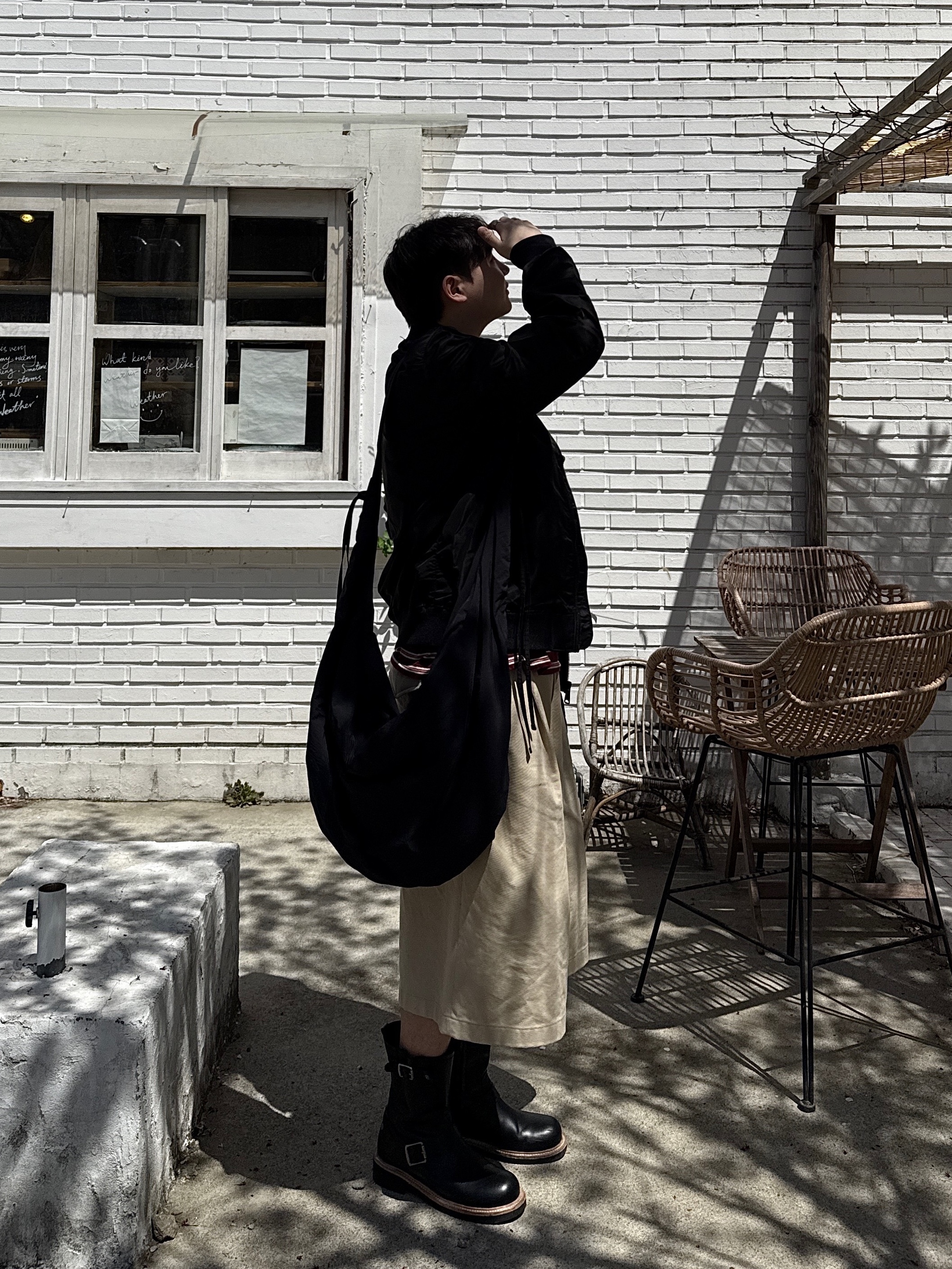 COS Canopy Nylon Oversized Crossbody Bag Black, Human Made Military Card Case Black 착용 스타일 - 1