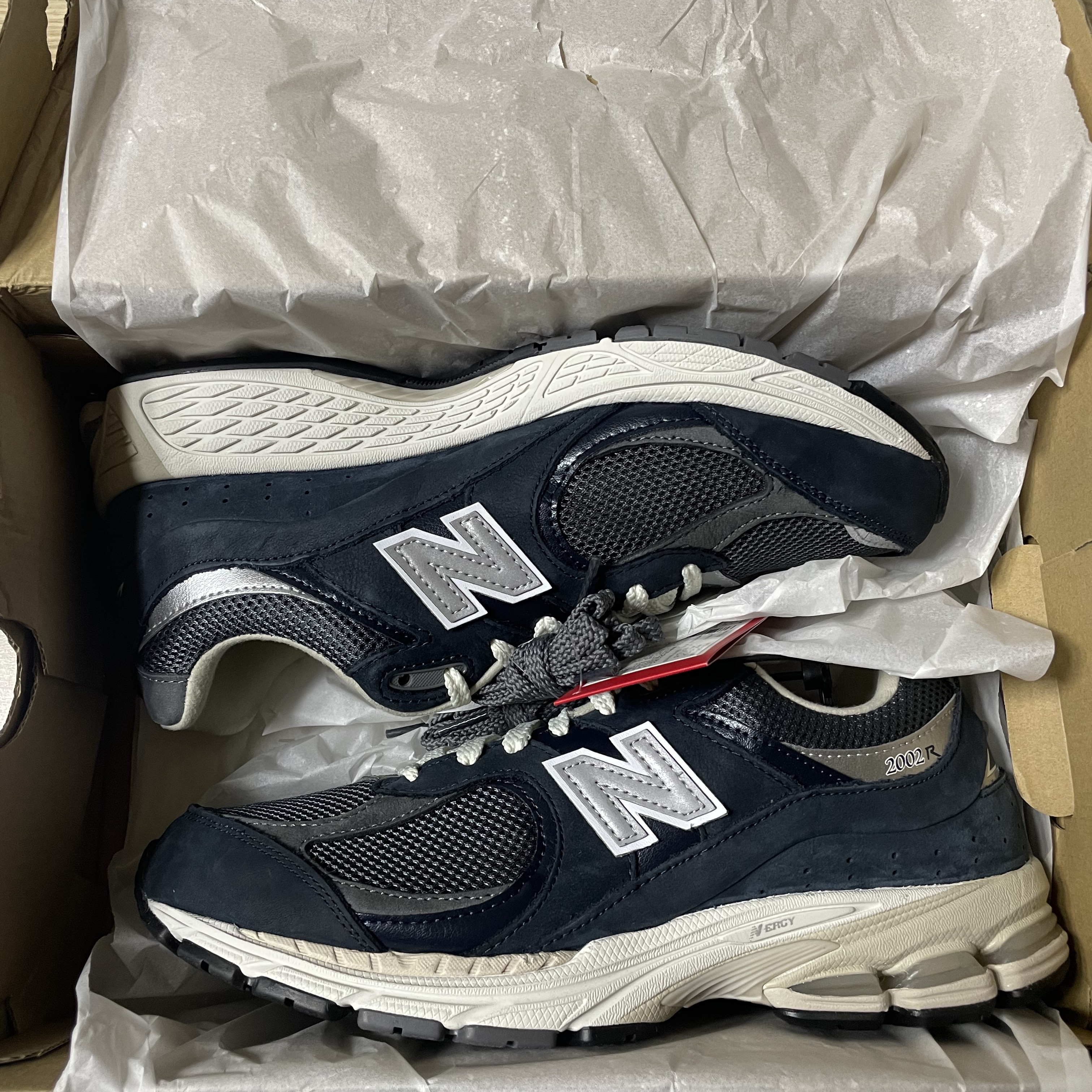 New Balance 2002R Premium Vintage Navy Grey 착용 스타일