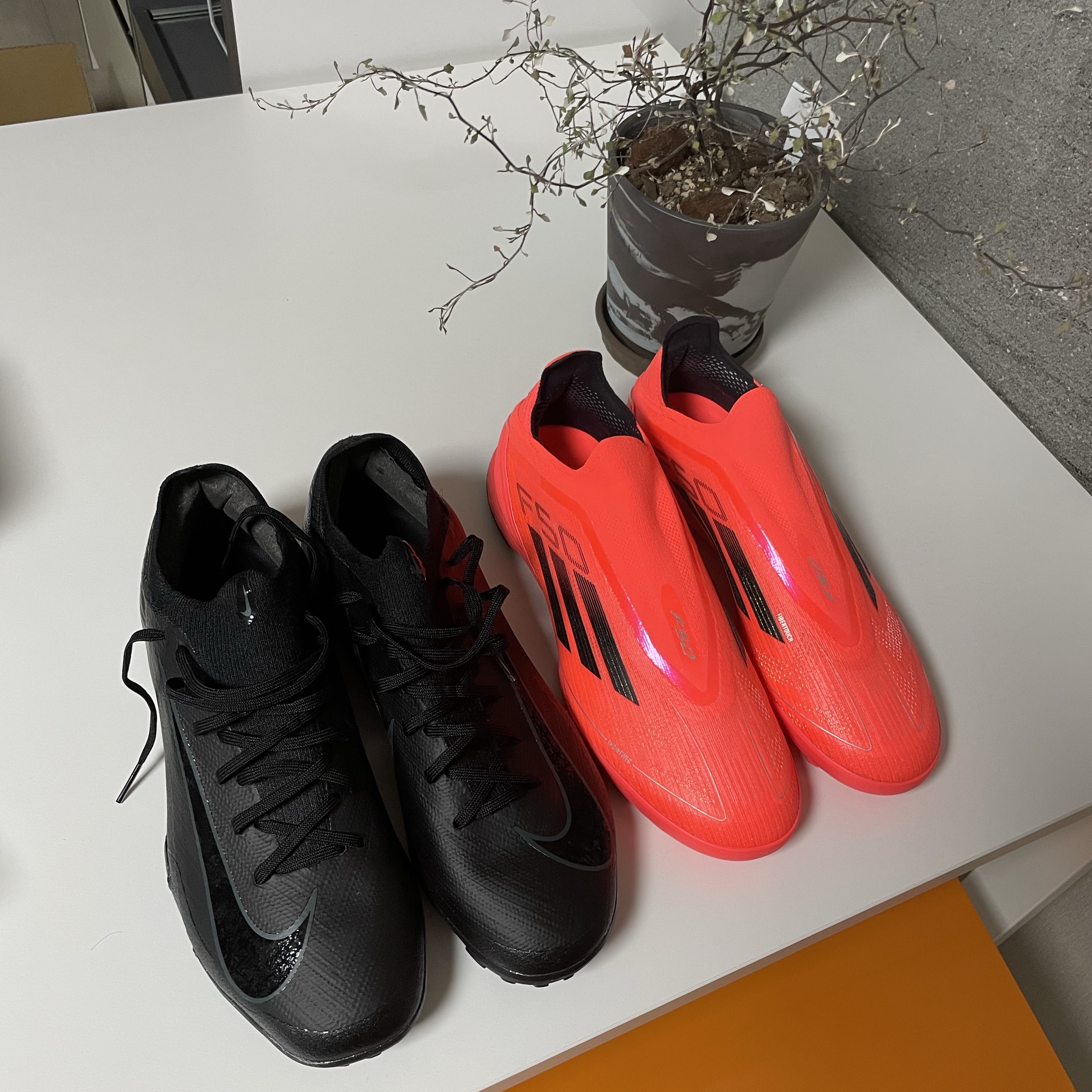 Adidas F50 Pro Laceless TF Turbo Aurora Black, Nike Mercurial Vapor 16 Pro TF Black Deep Jungle 착용 스타일
