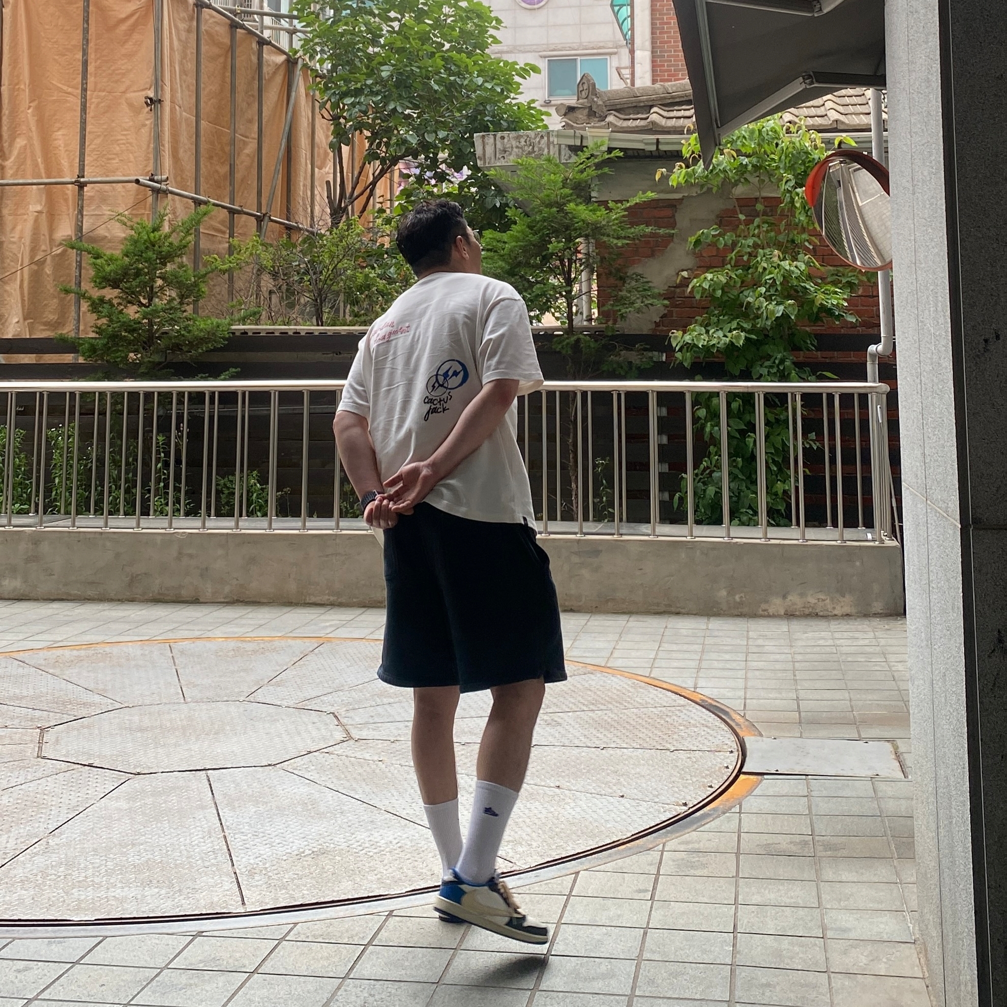 Jordan x Travis Scott x Fragment T-Shirt Sail (DJ0619-133), Jordan 1 x Travis Scott x Fragment Retro Low OG SP Military Blue 착용 스타일 - 2