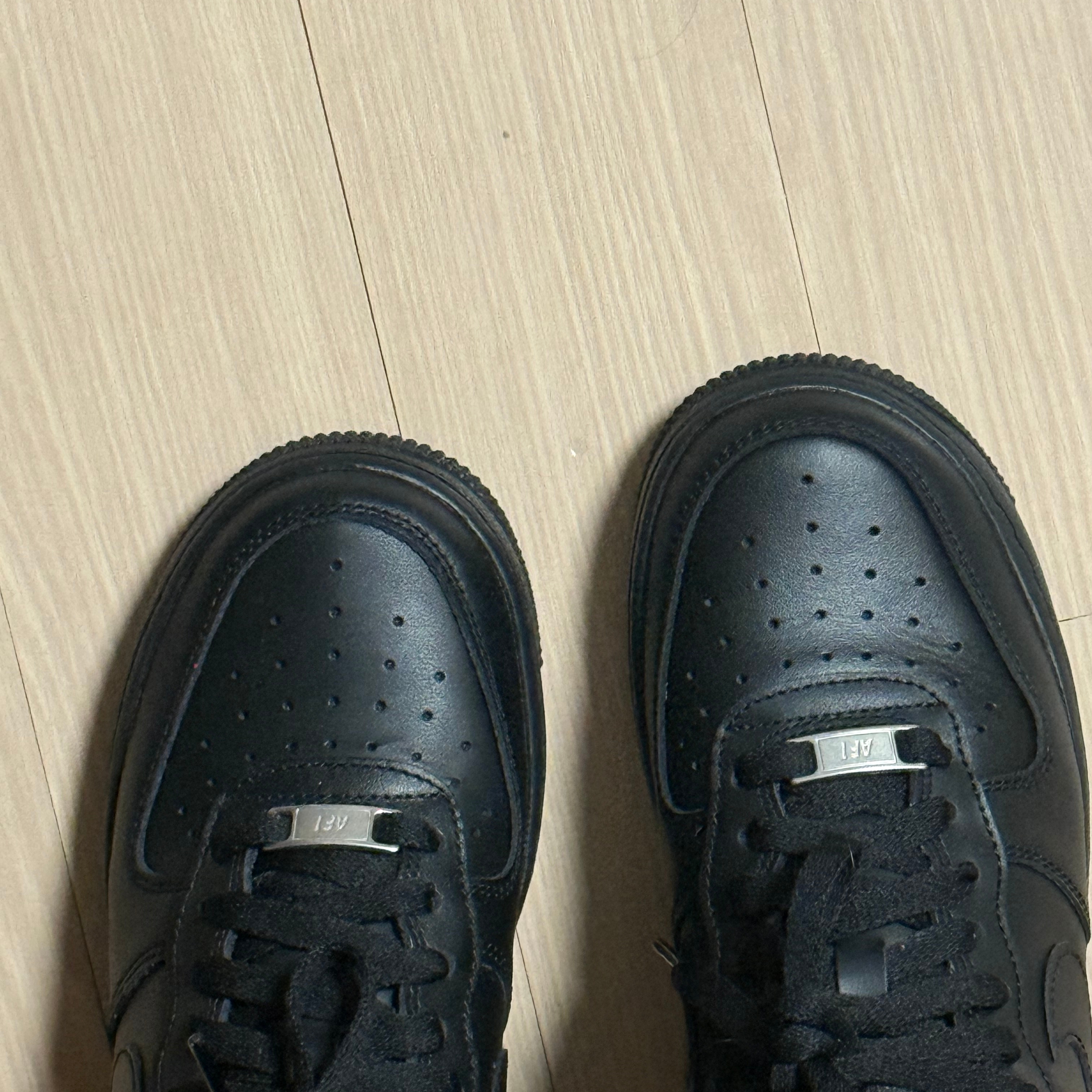 (W) Nike Air Force 1 '07 Low Triple Black 착용 스타일 - 2