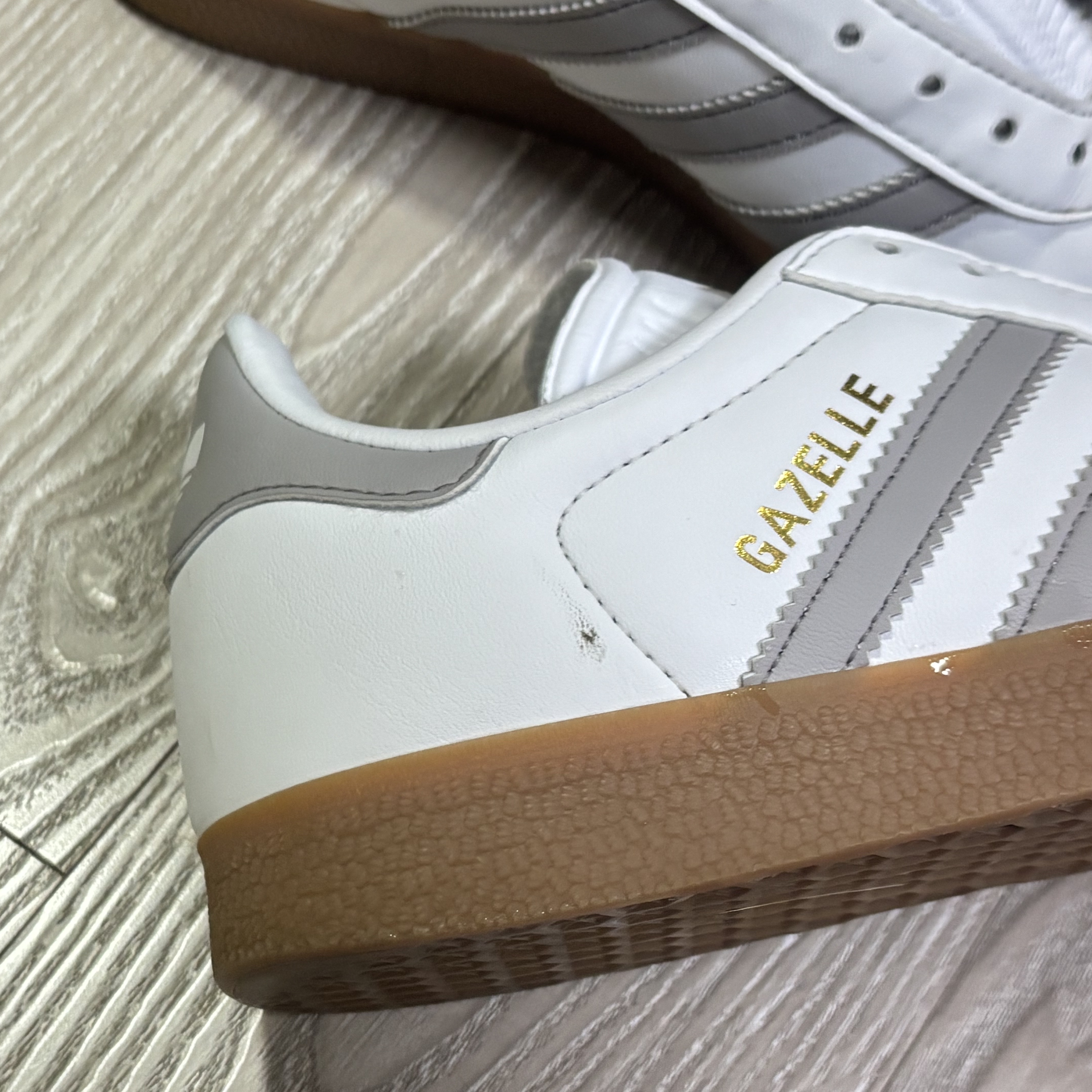 Adidas Gazelle White Grey 착용 스타일 - 3