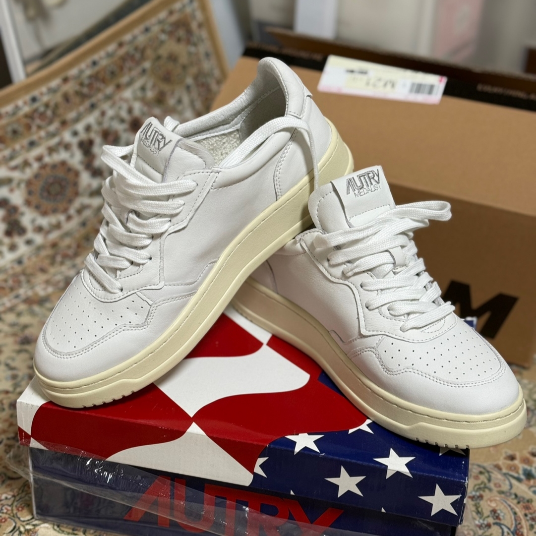 Autry Medalist Low Goatskin Sneakers White 착용 스타일