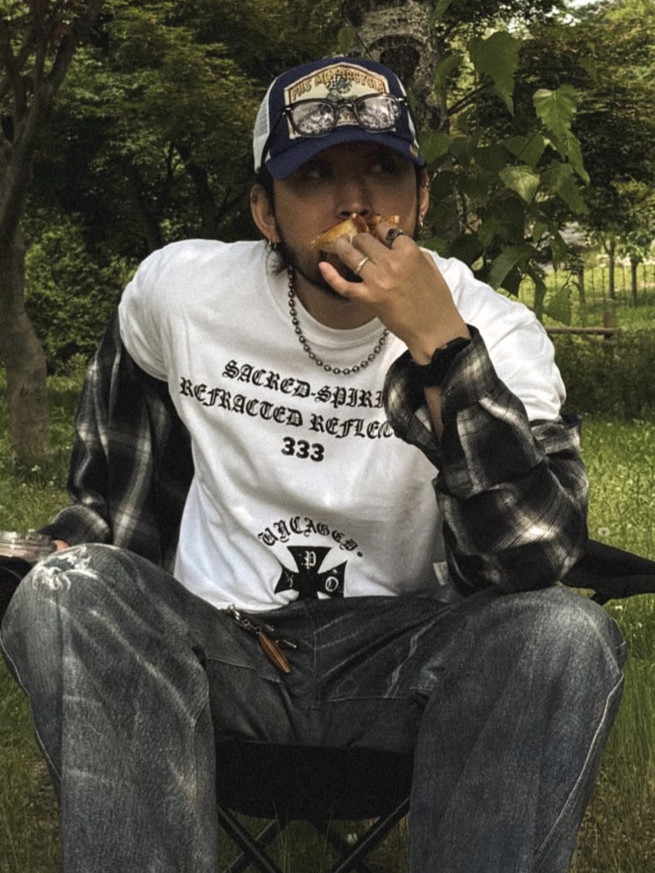 PHOS333 Uncaged Slogan T-Shirt White, PHOS333 Uncaged Slogan T-Shirt Black 착용 스타일 - 3