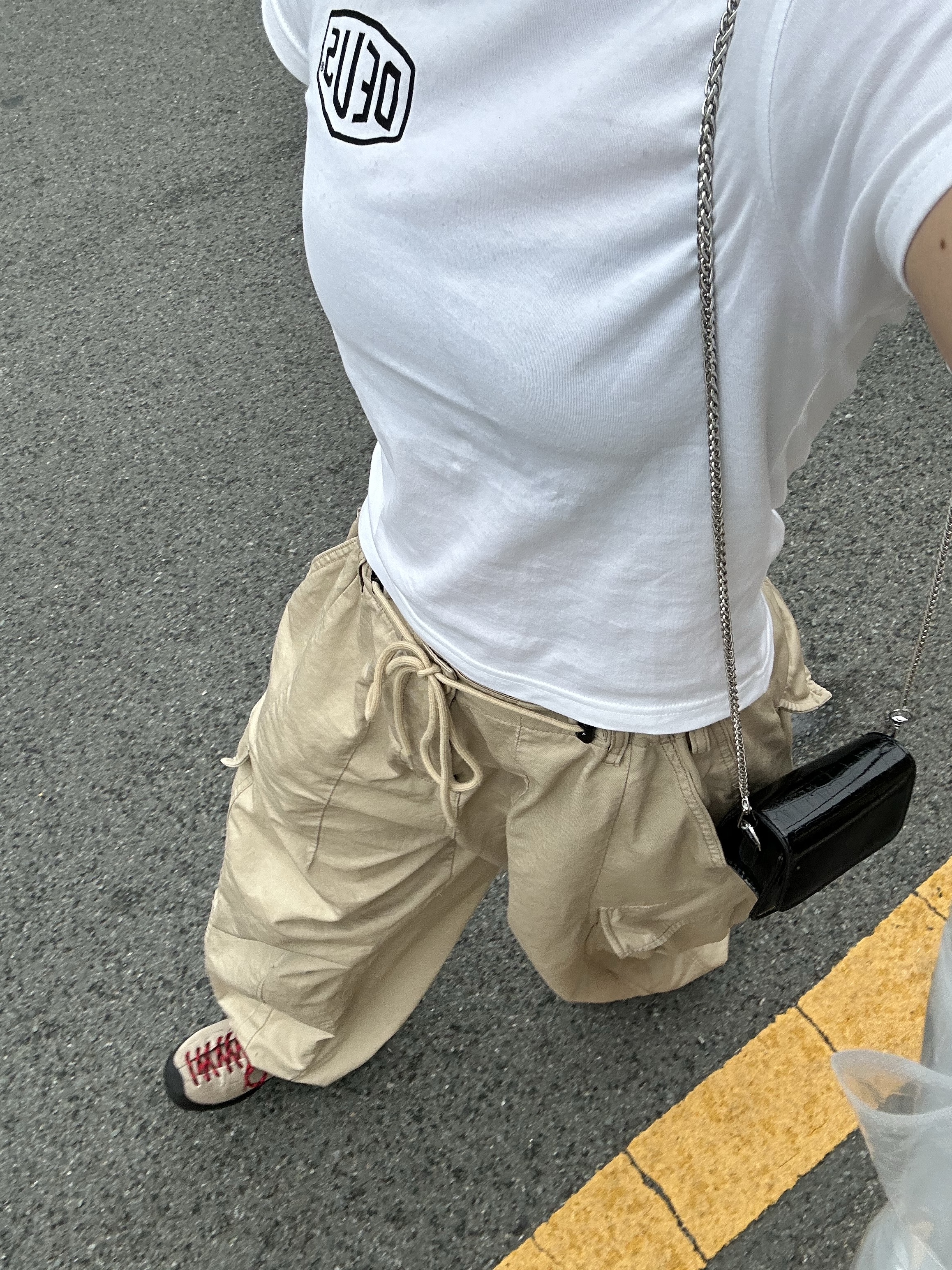 (Kids) Deus Ex Machina College Seoul T-Shirt White, (W) Keen Jasper Suede Sneakers Silver Mink 착용 스타일 - 1