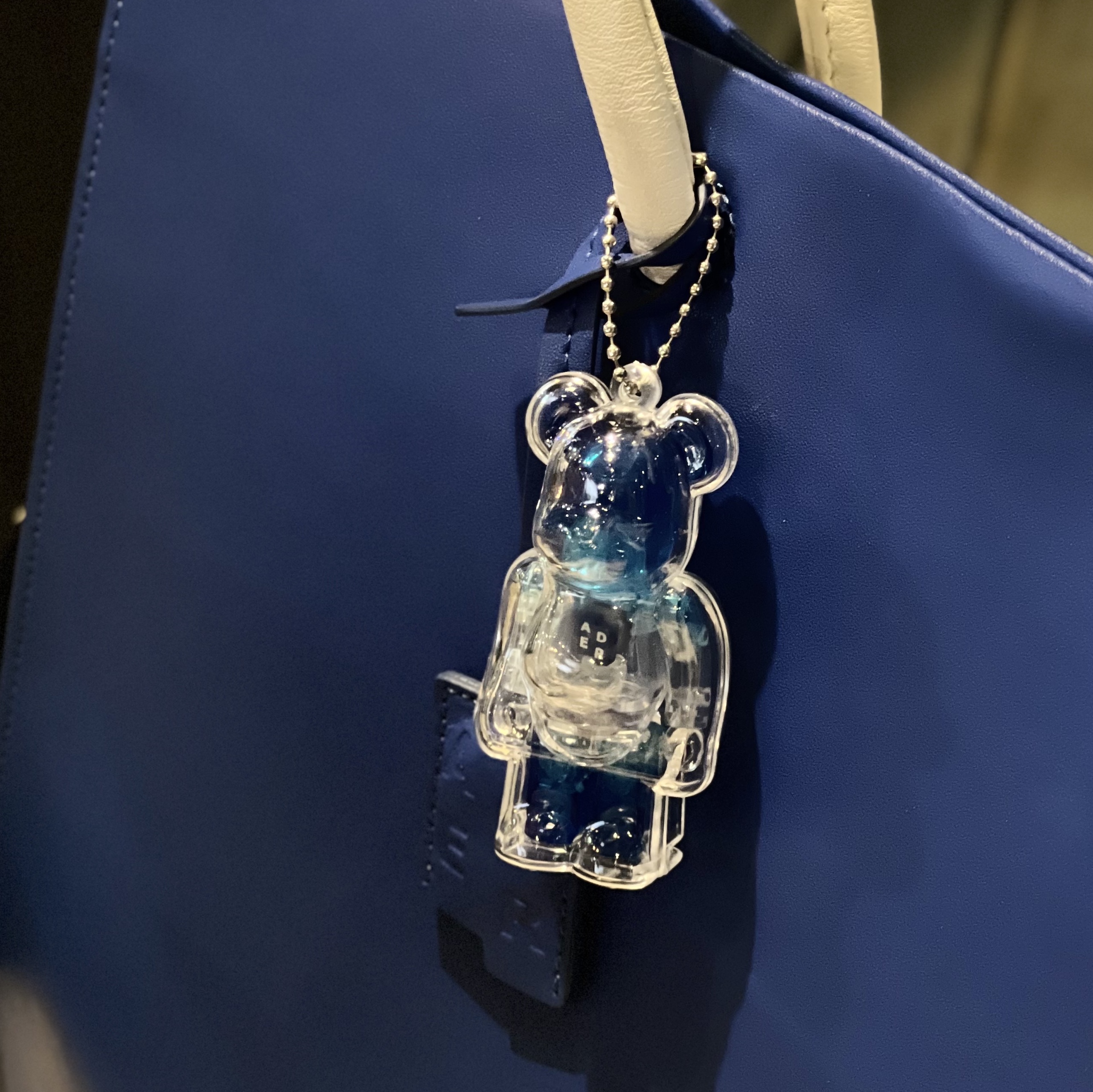 Bearbrick x Ader Error 100%, Ader Error Wide Blue Bag Blue 착용 스타일