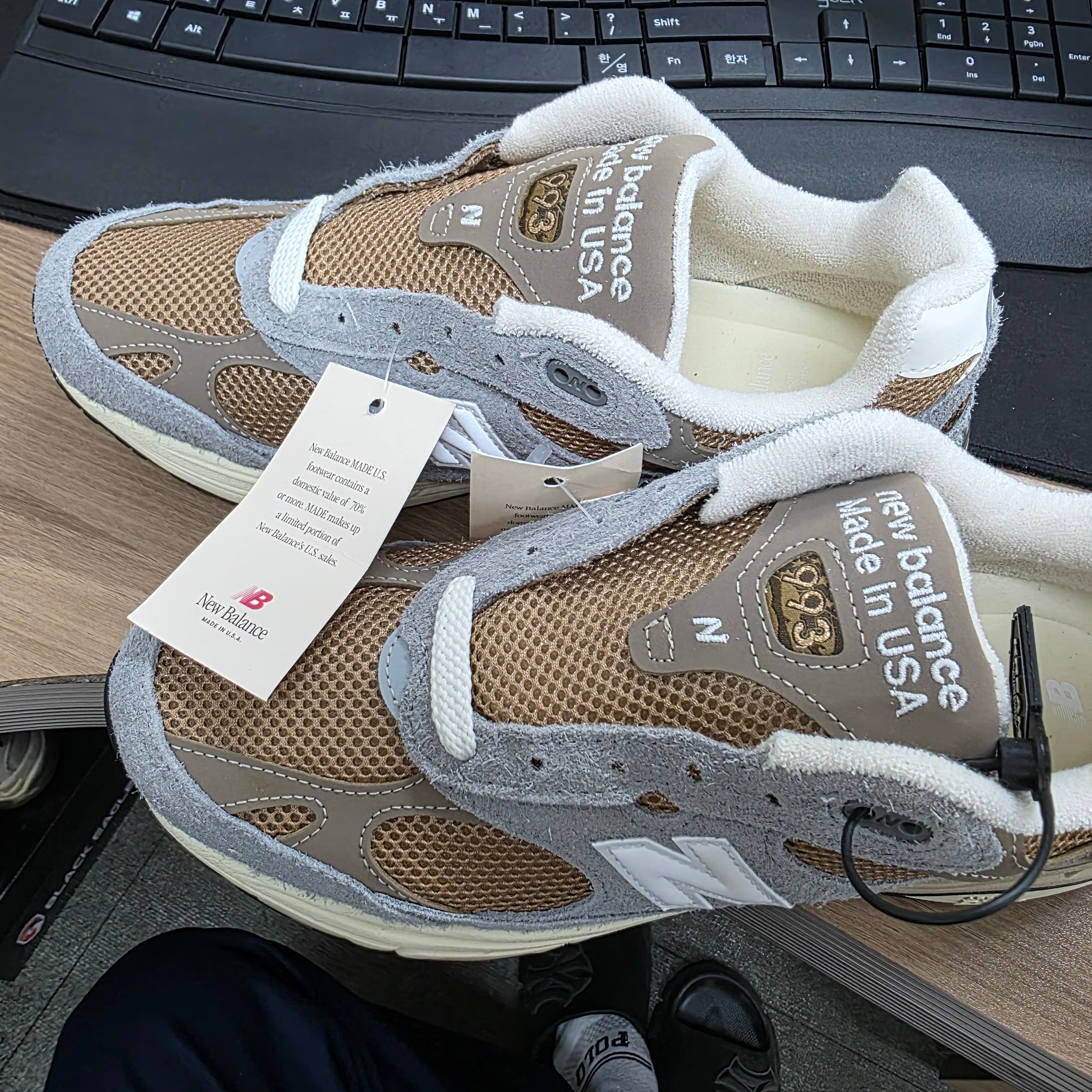 New Balance 993 Made in USA Shadow Grey Driftwood 착용 스타일 - 5