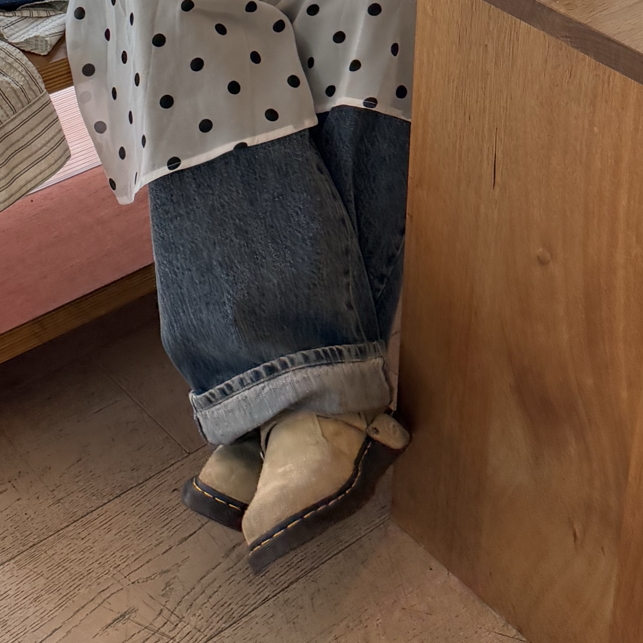 Dr. Martens Isham Desert Oasis Suede Mule Beige 착용 스타일 - 3