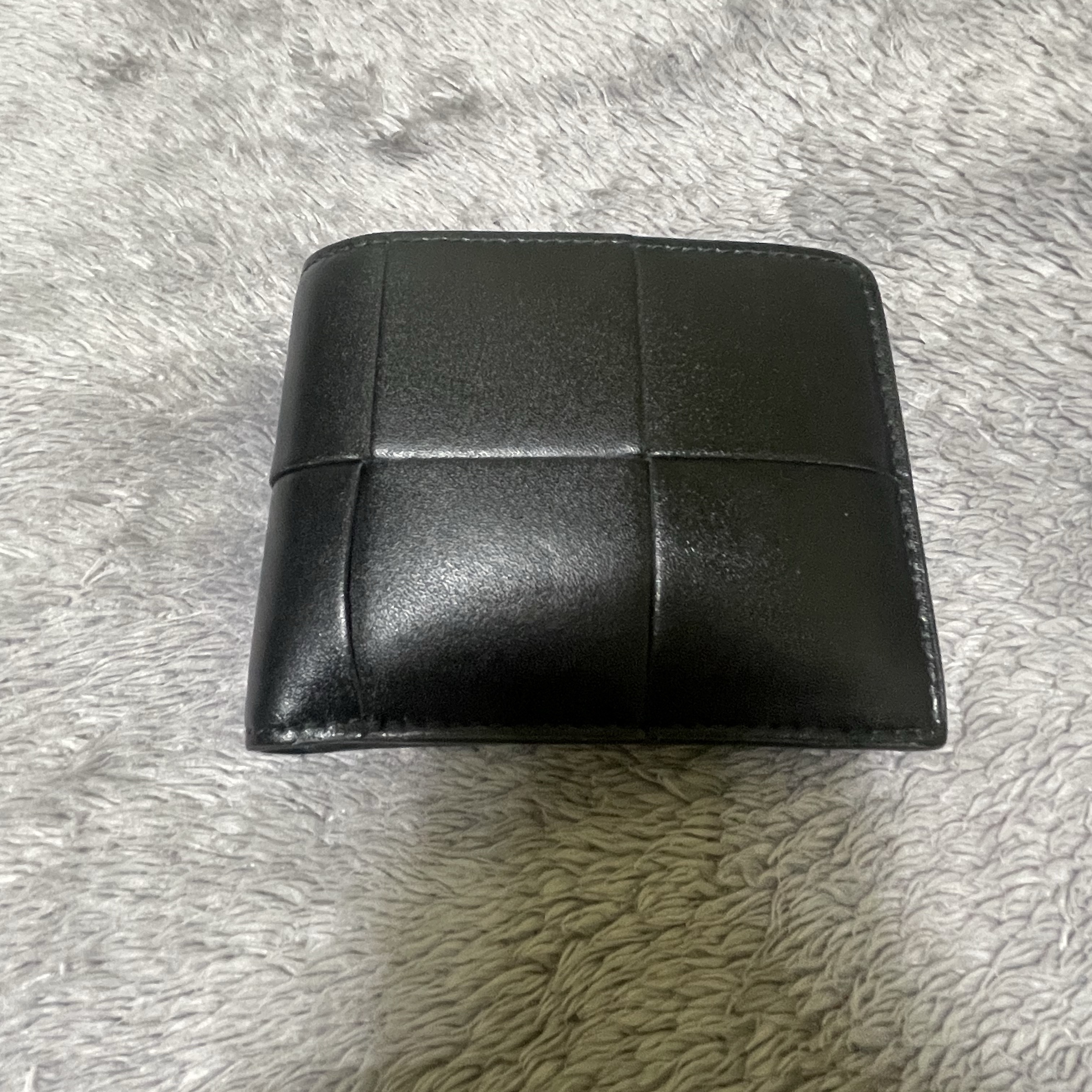 Bottega Veneta Bi-Fold Wallet Black 착용 스타일