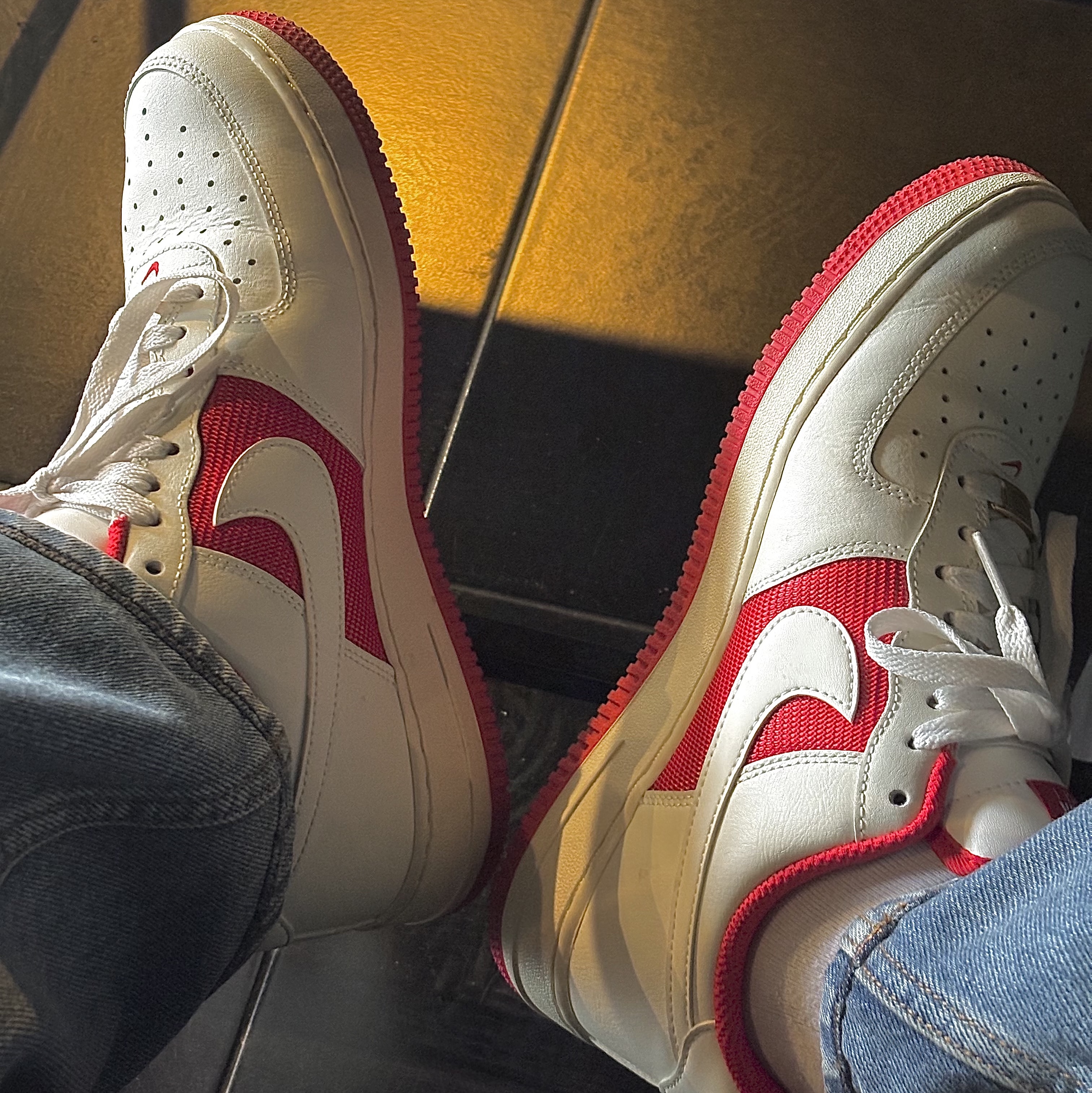 Nike Air Force 1 '07 Sail University Red 착용 스타일