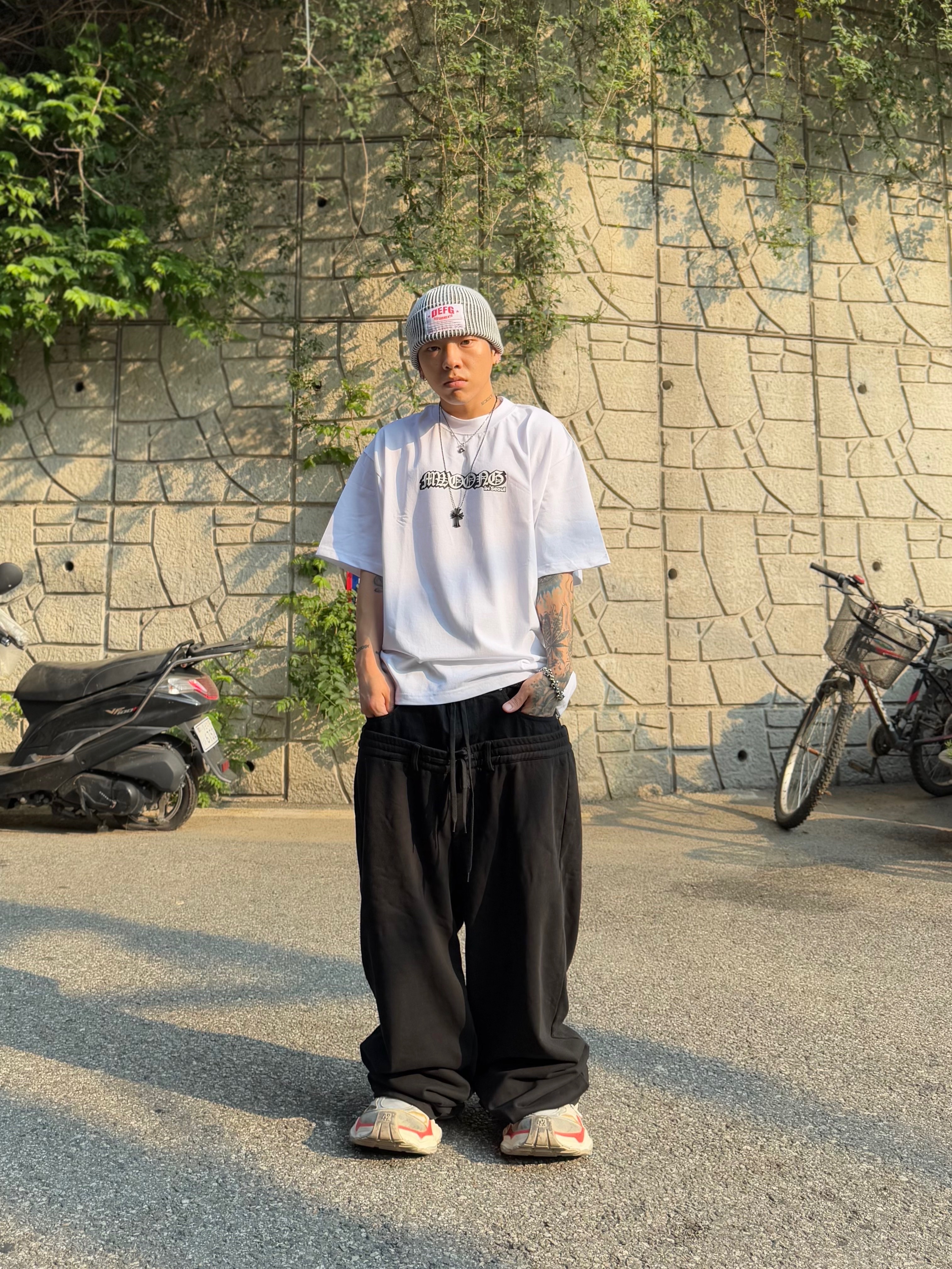 Balenciaga Cargo Sneakers Beige Grey Red, DEFGARMENTS Label Point Rib Beanie White 착용 스타일 - 2