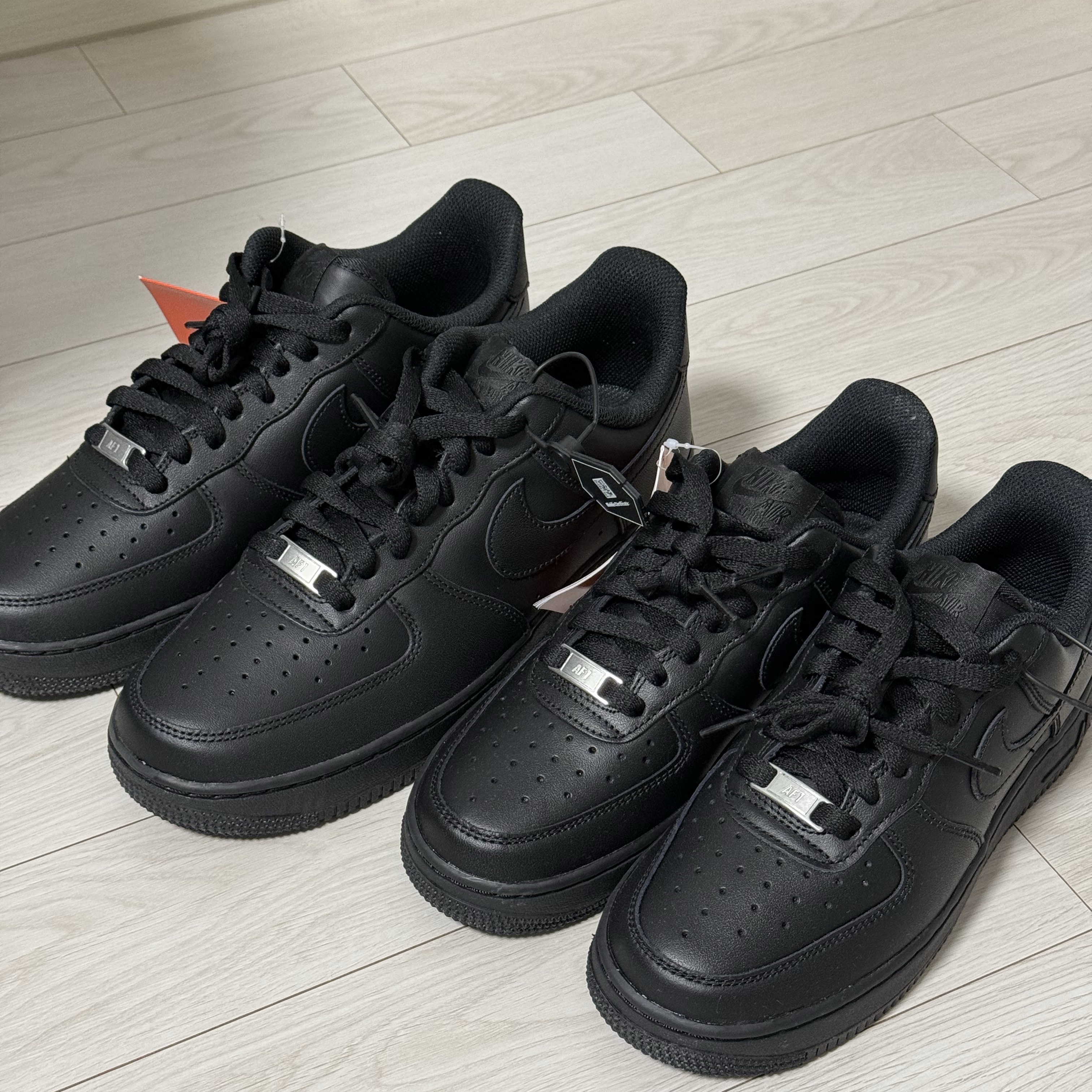 Nike Air Force 1 '07 Low Triple Black 착용 스타일