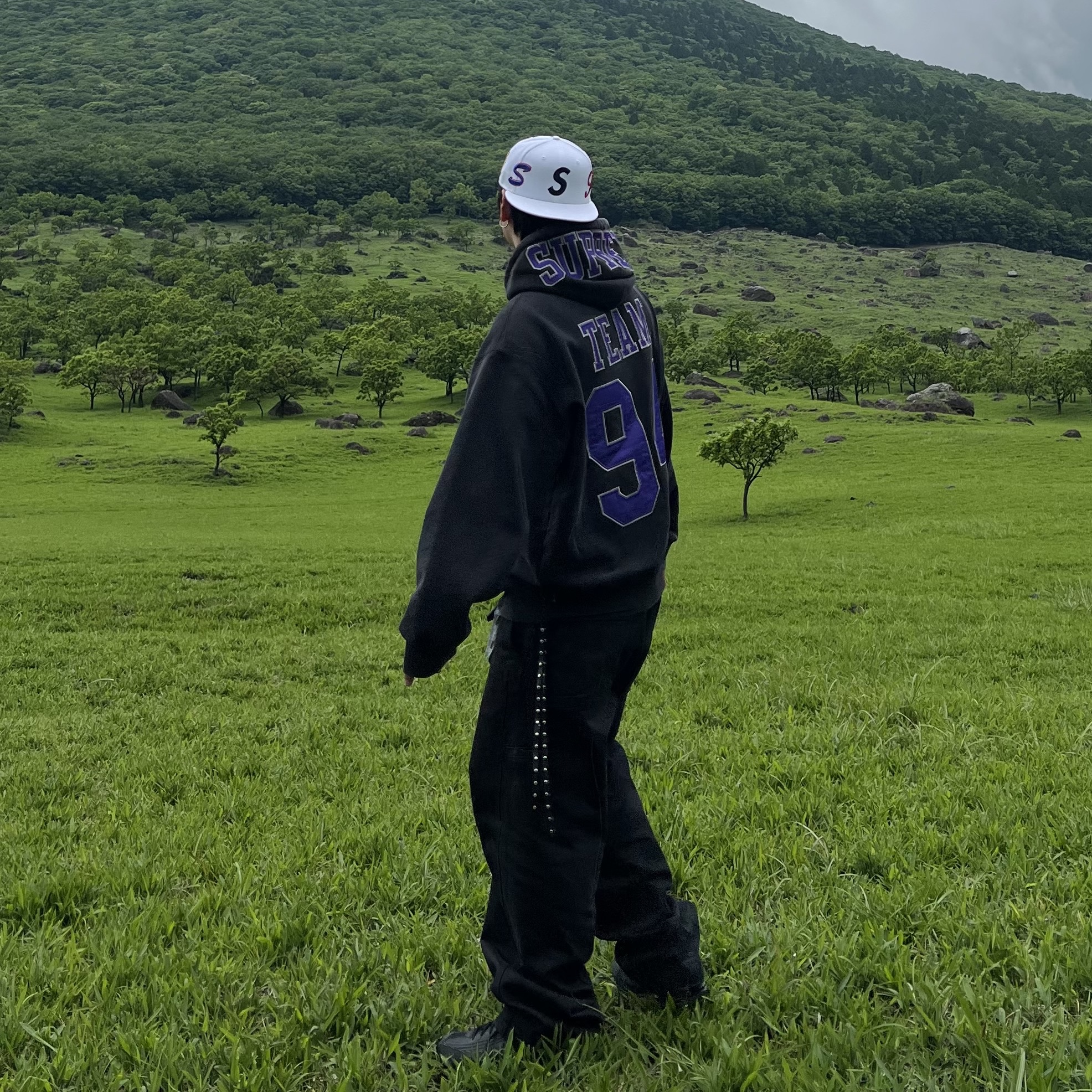 Supreme Multi S Logo New Era White - 25SS, Supreme Team 94 Hooded Sweatshirt Black - 25SS 착용 스타일 - 2