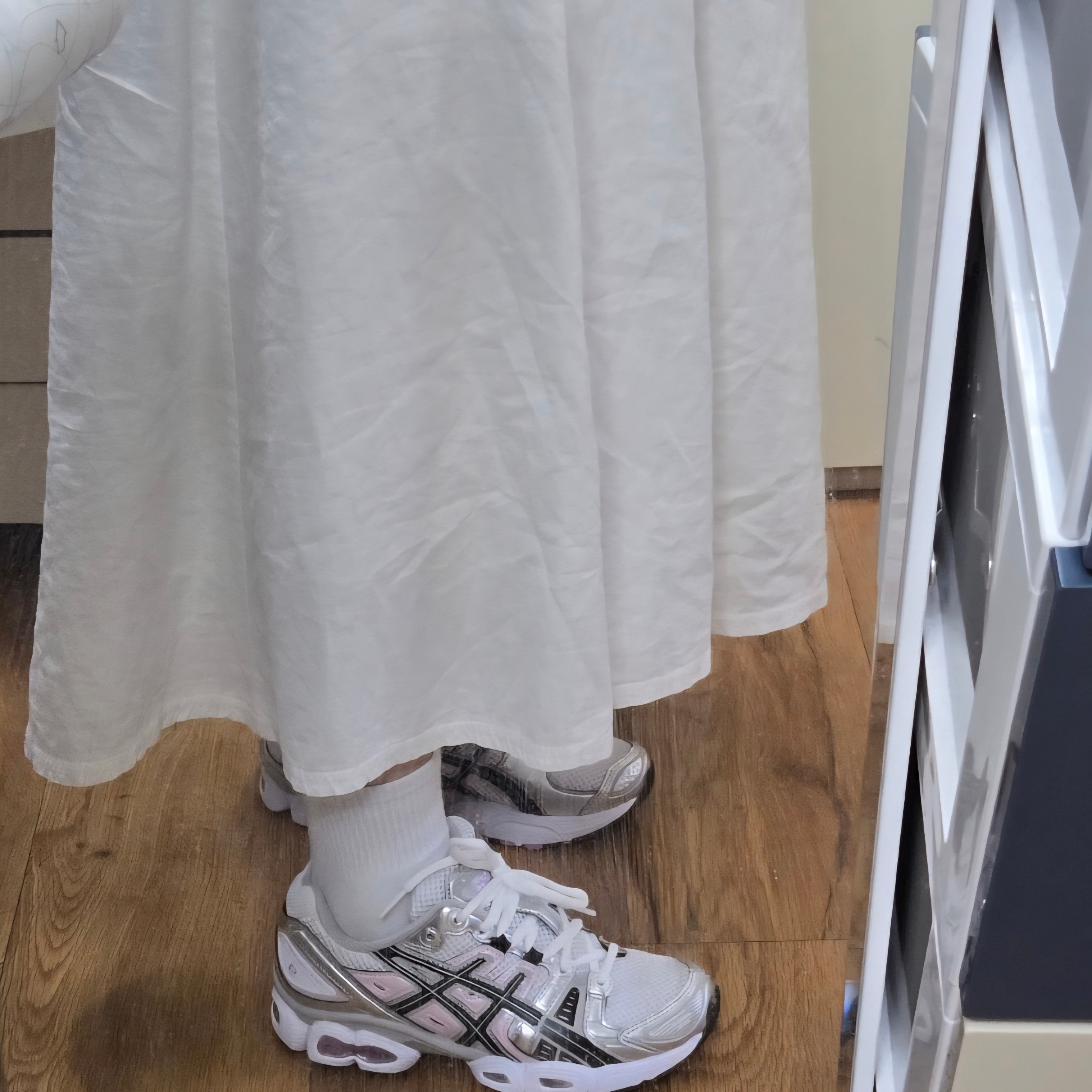(W) Asics Gel-Nimbus 9 White Black 착용 스타일 - 1