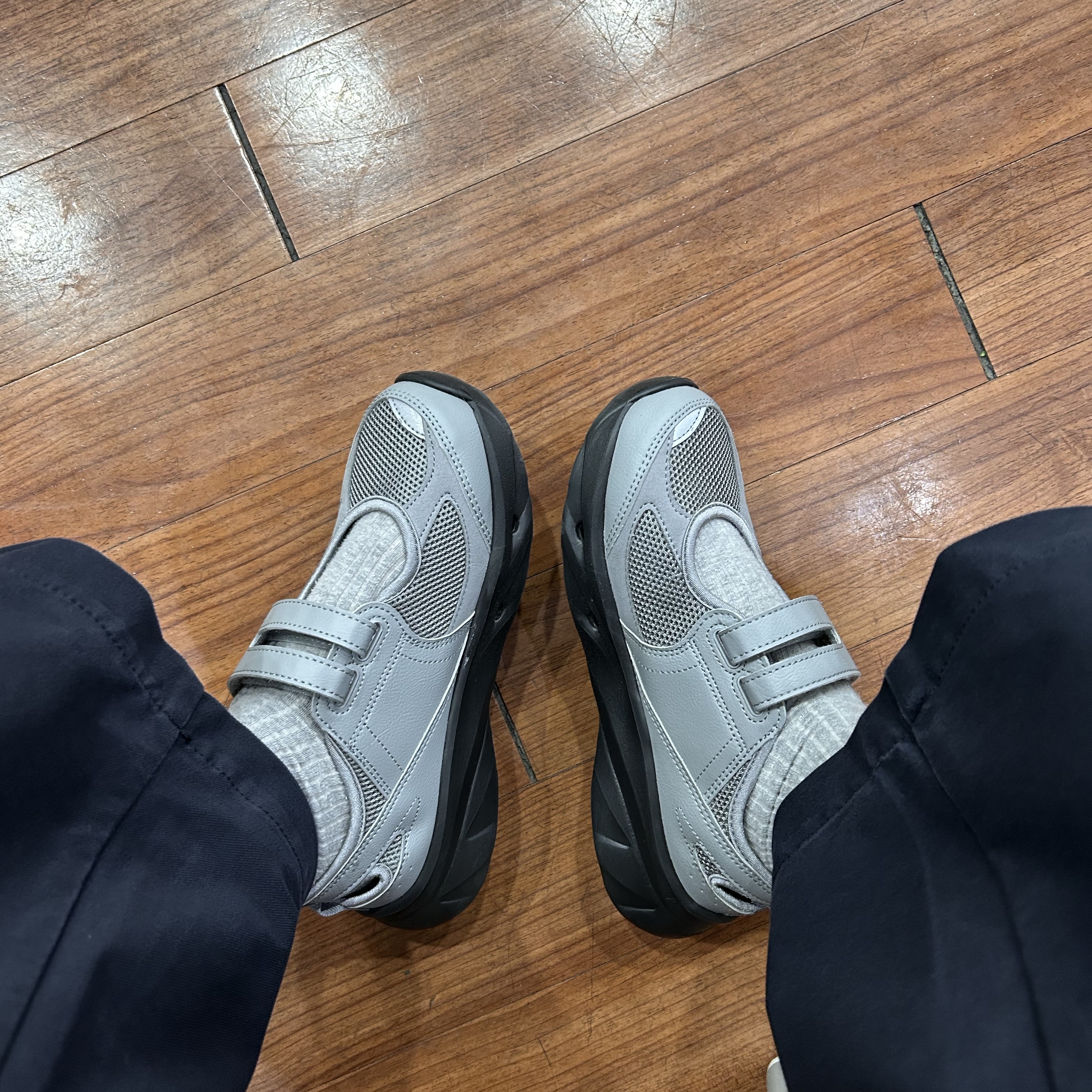 (W) New Balance Breeze SD2202 Gray 착용 스타일 - 2