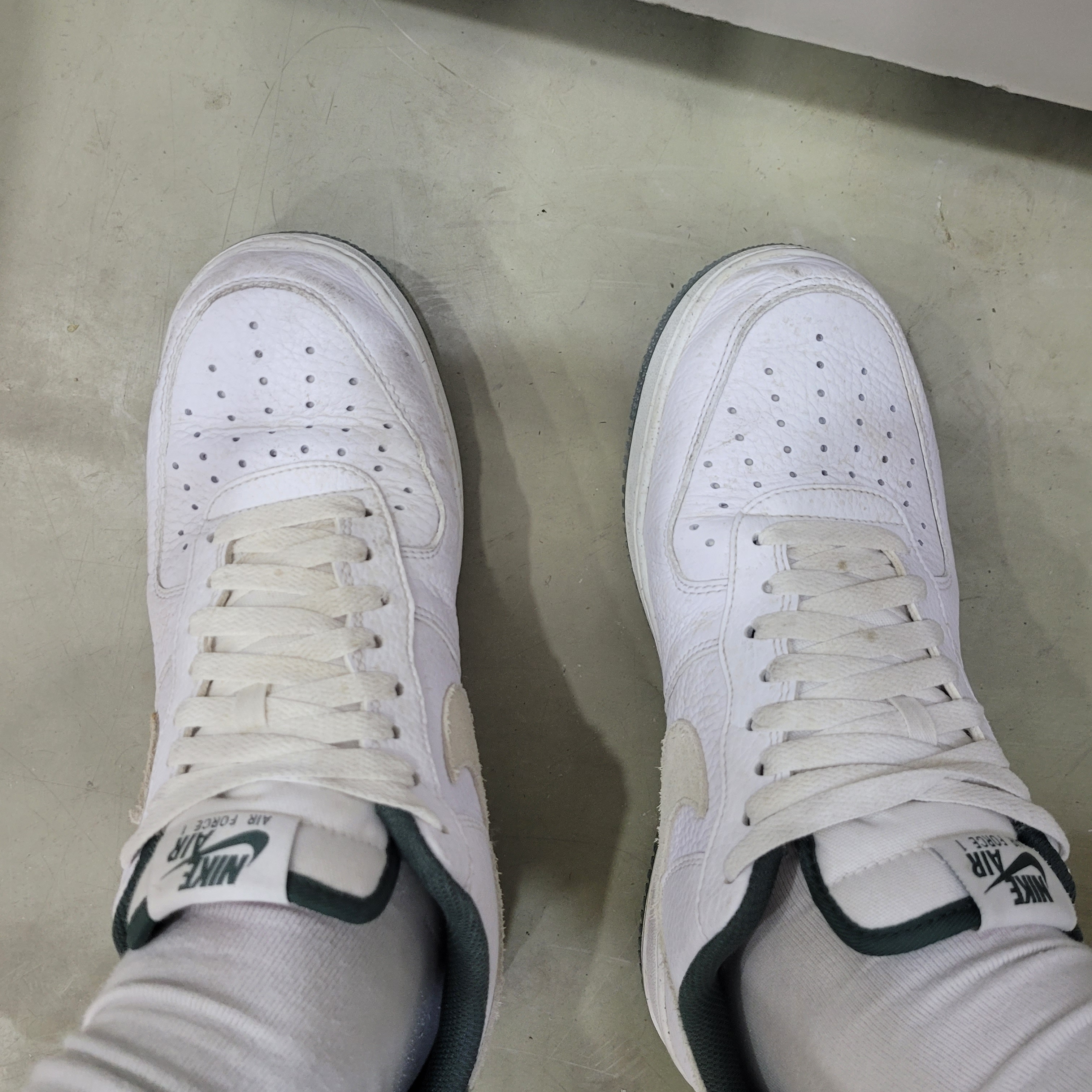 Nike Air Force 1 '07 LV8 White Vintage Green 착용 스타일
