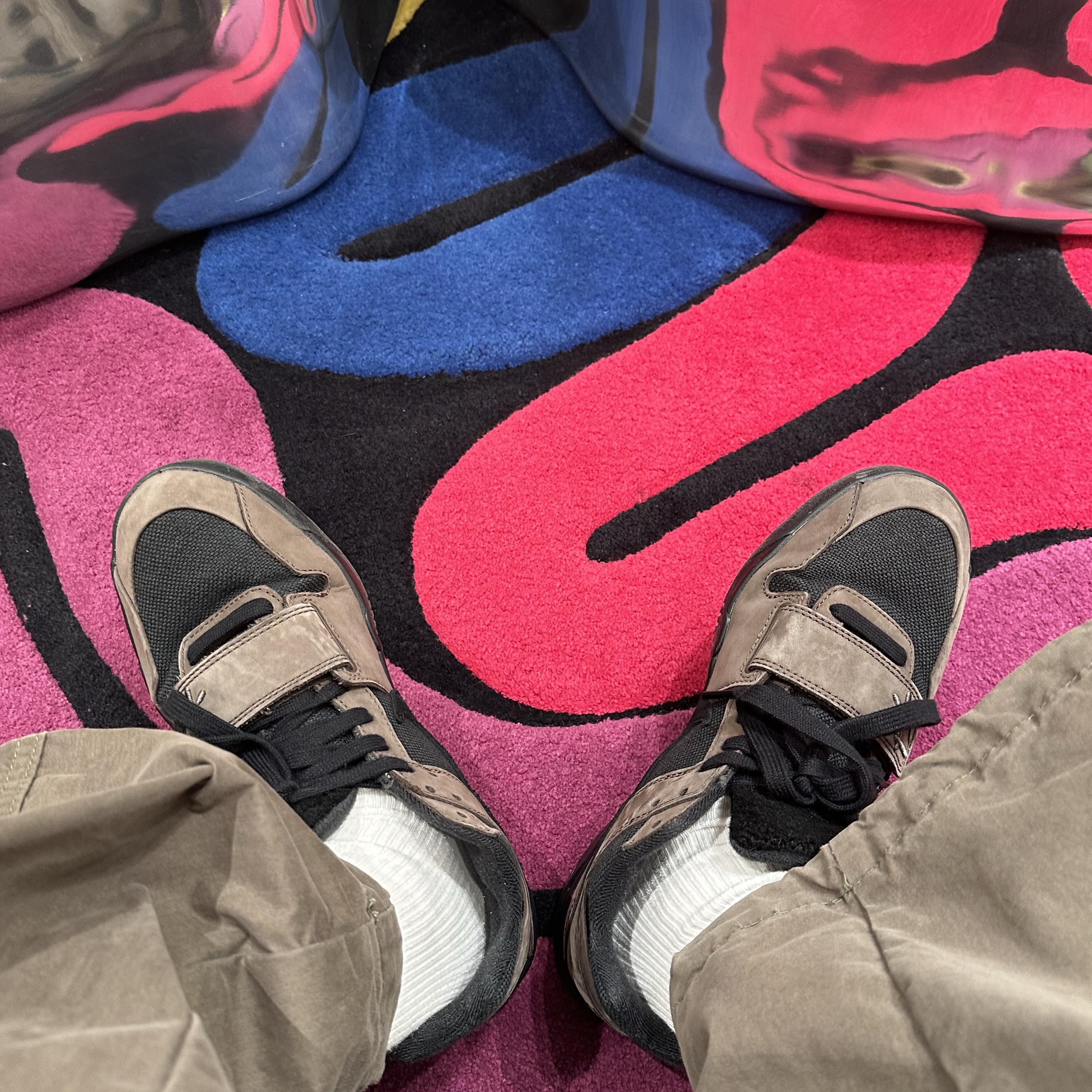 Jordan x Travis Scott Jumpman Jack TR Black and Dark Mocha 착용 스타일 - 1