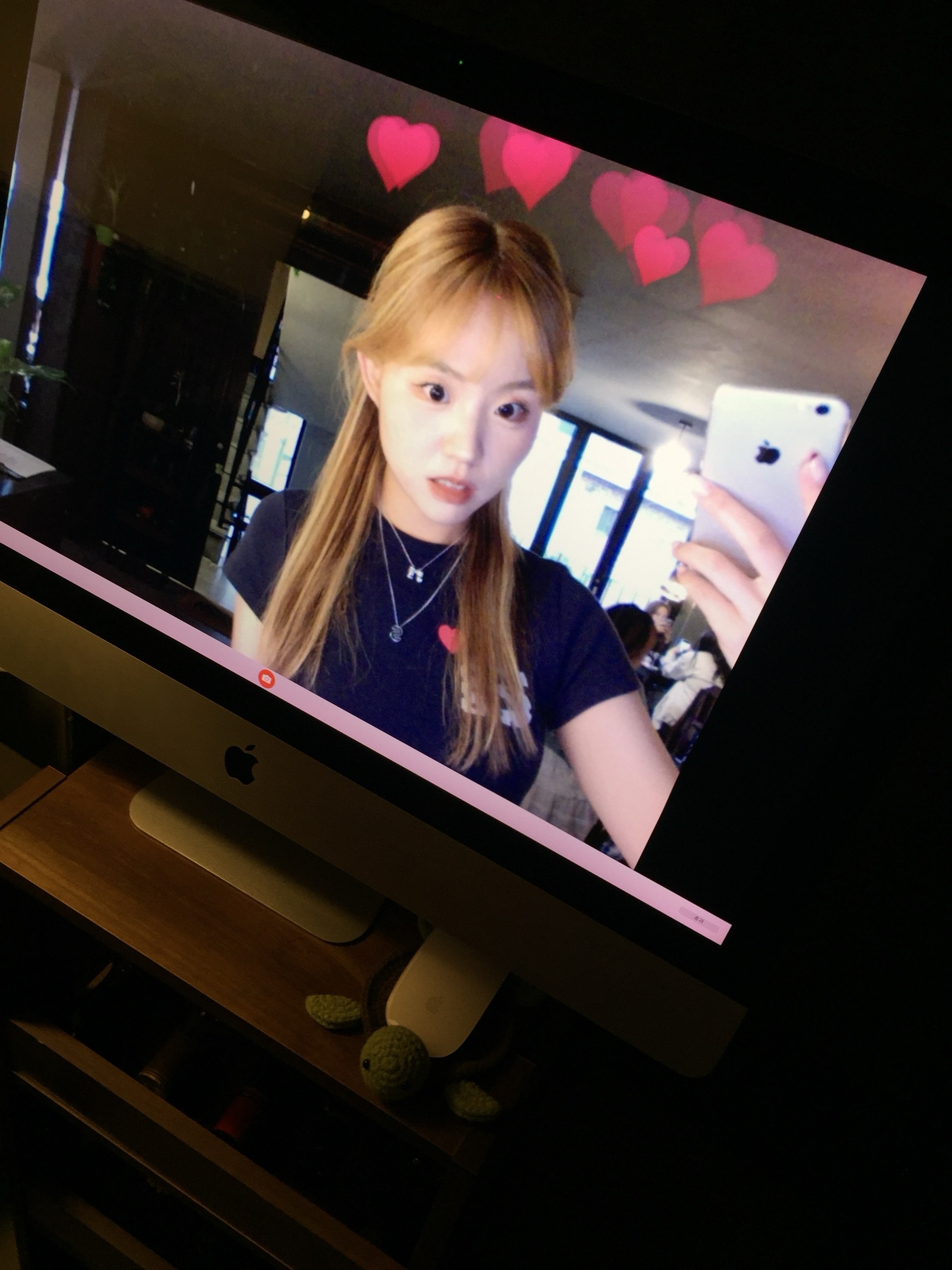 [예약 배송] AEAE Dot Small Letter Tee Black 착용 스타일
