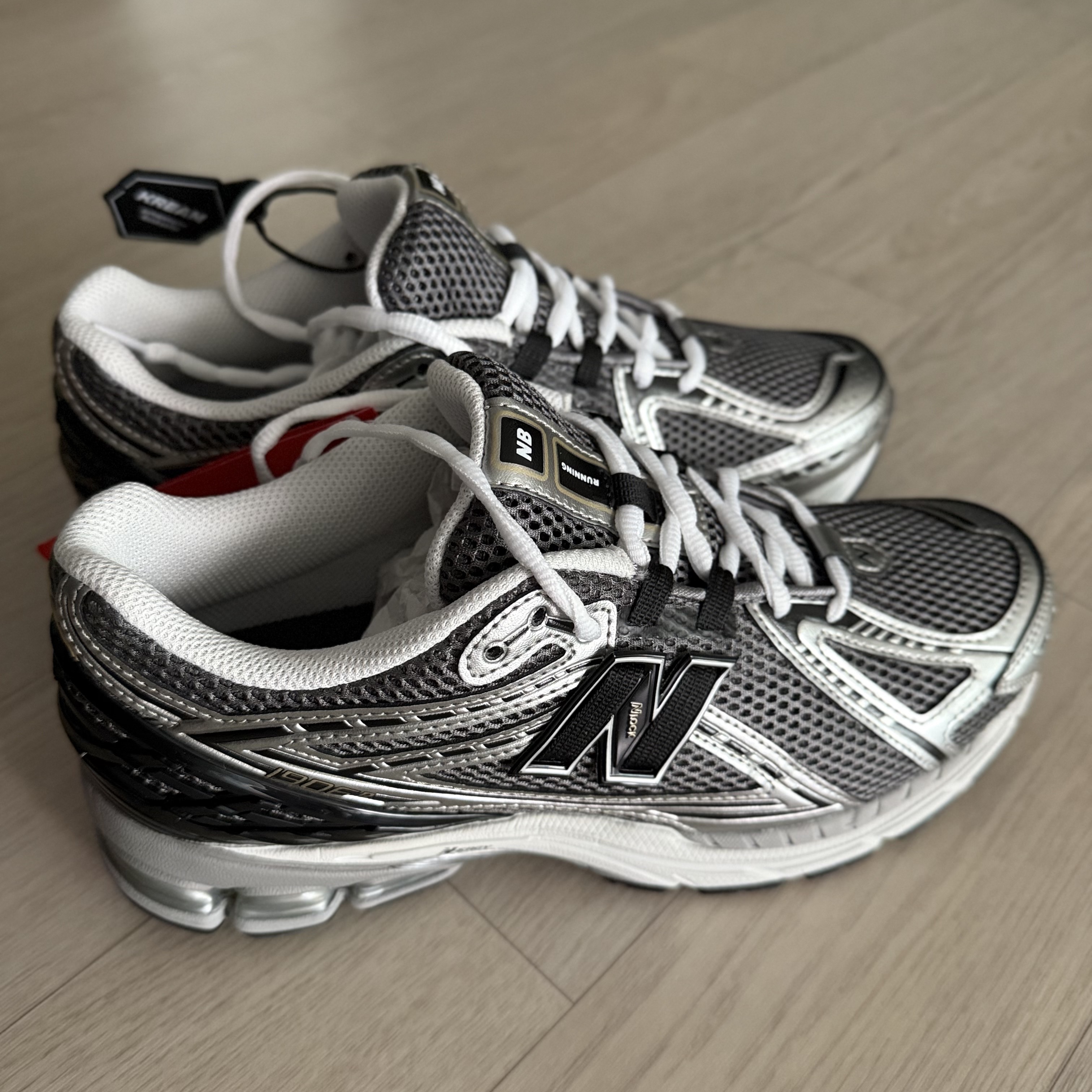 New Balance 1906 Silver Metallic 착용 스타일 - 1