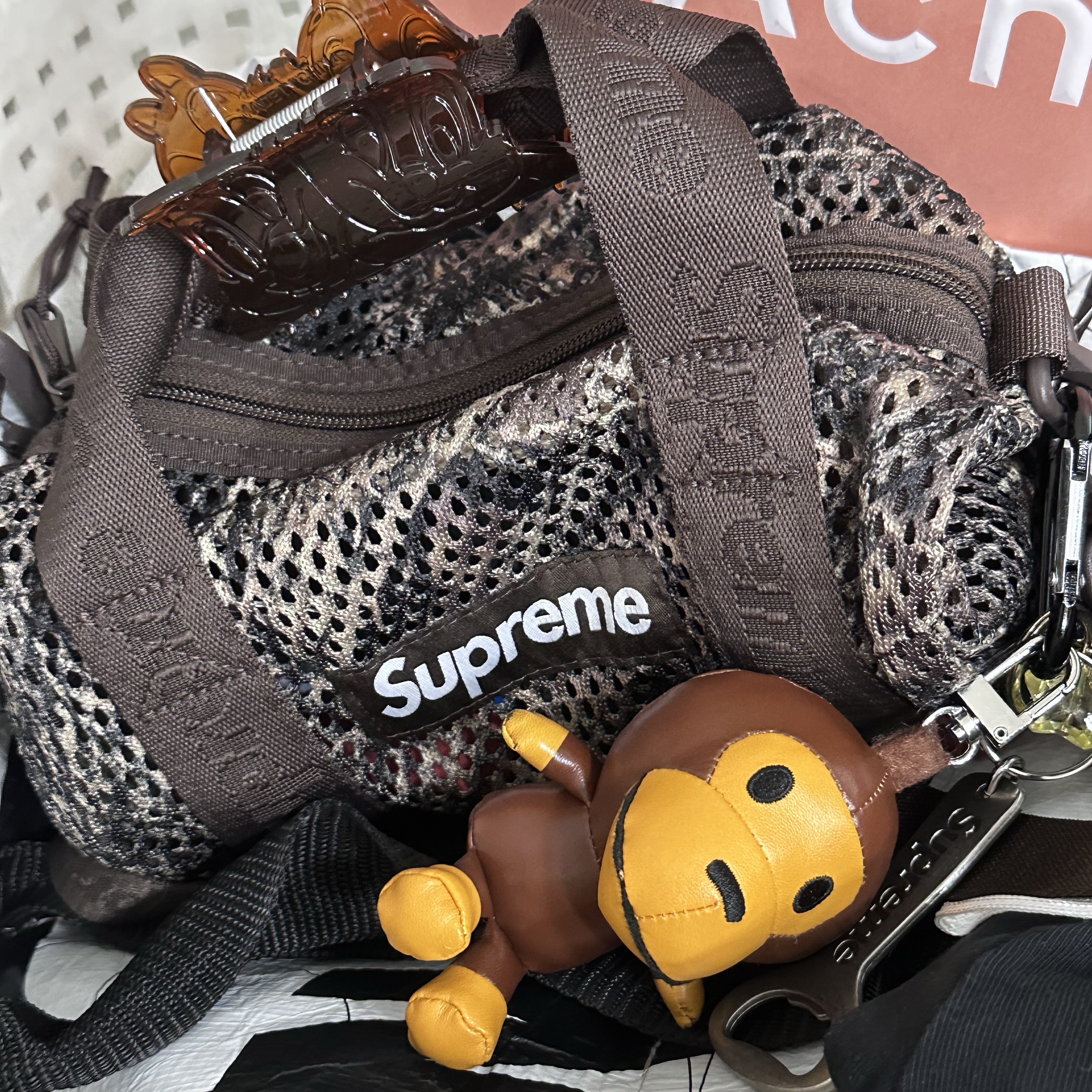 Supreme Mesh Mini Duffle Bag Truetimber Kanati Camo - 25SS, BAPE Baby Milo Plush Doll Keychain Brown 착용 스타일 - 1