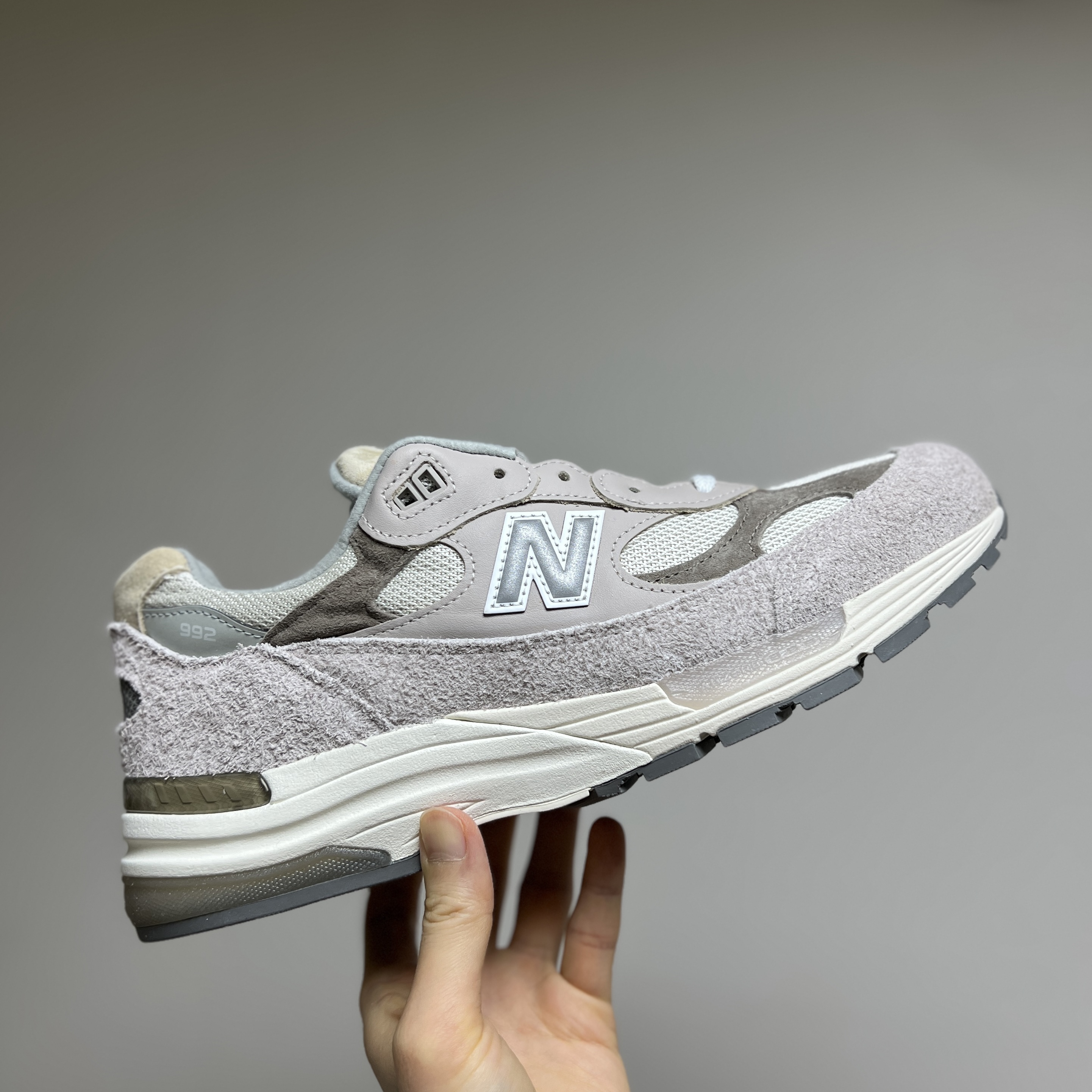 New Balance 992 Made in USA Moonrock Mushroom 착용 스타일