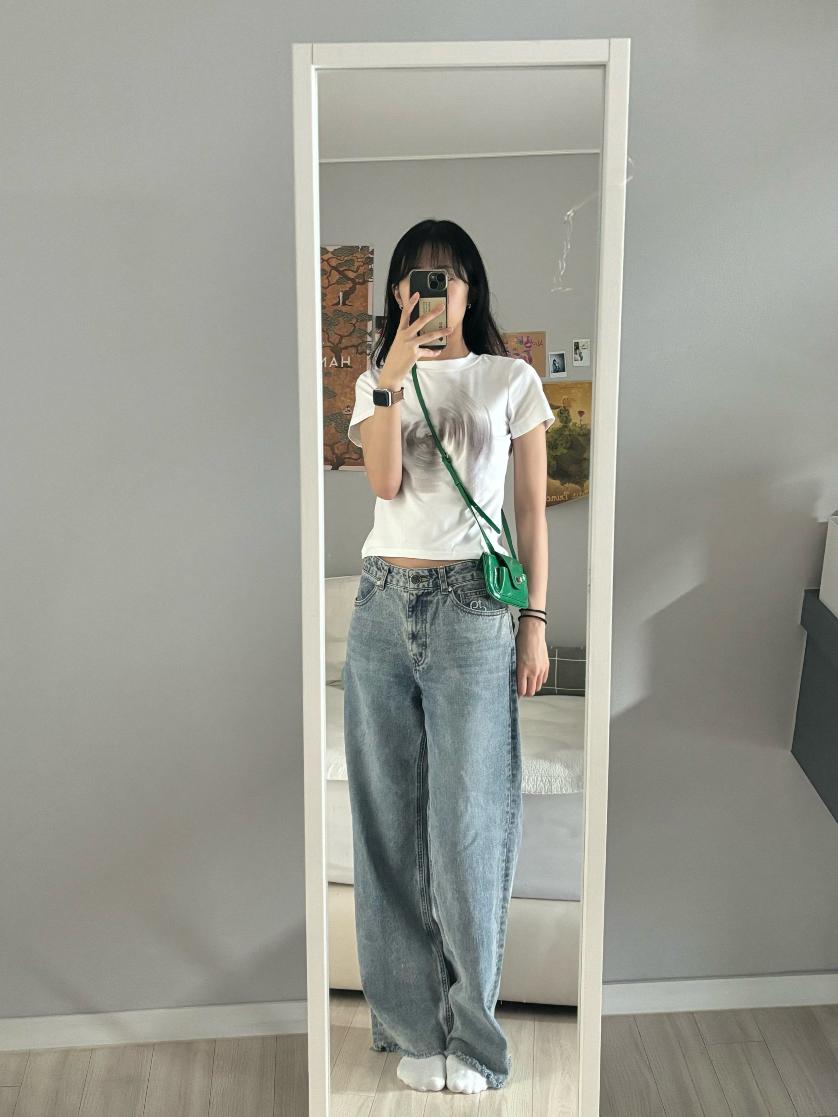 APOA Pao Micro Wallet Bag Green 착용 스타일