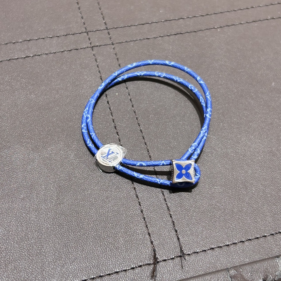 Louis Vuitton Catch It Bracelet Monogram Eclipse Silver 착용 스타일 - 1