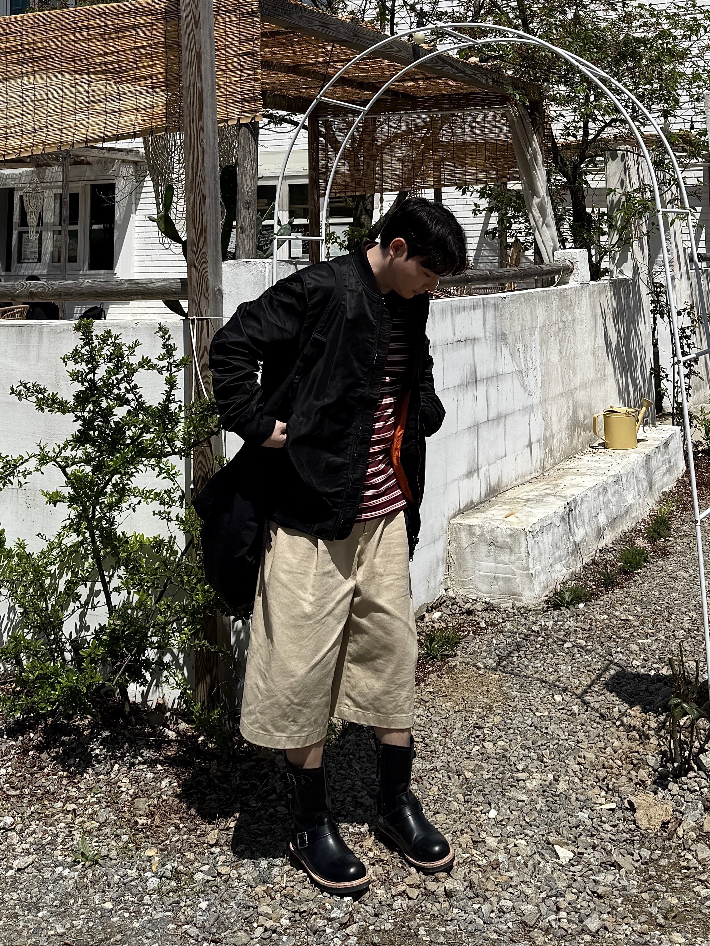 COS Canopy Nylon Oversized Crossbody Bag Black, Human Made Military Card Case Black 착용 스타일 - 2