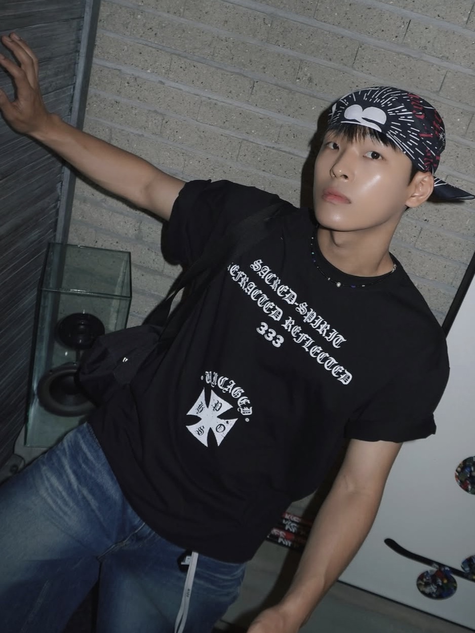 PHOS333 Uncaged Slogan T-Shirt Black, PHOS333 Uncaged Slogan T-Shirt White 착용 스타일 - 2