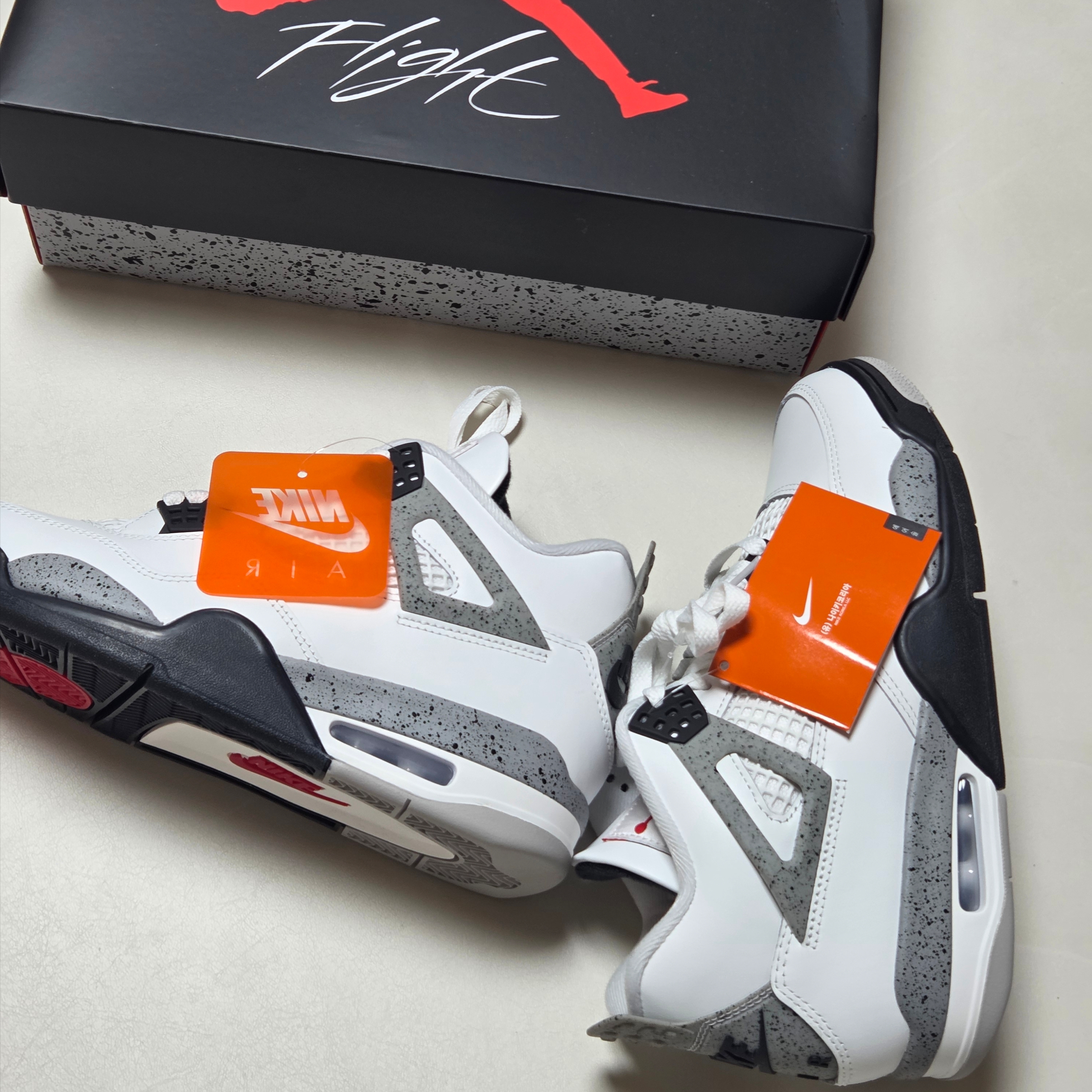 Jordan 4 Retro OG White Cement 2025 착용 스타일 - 5