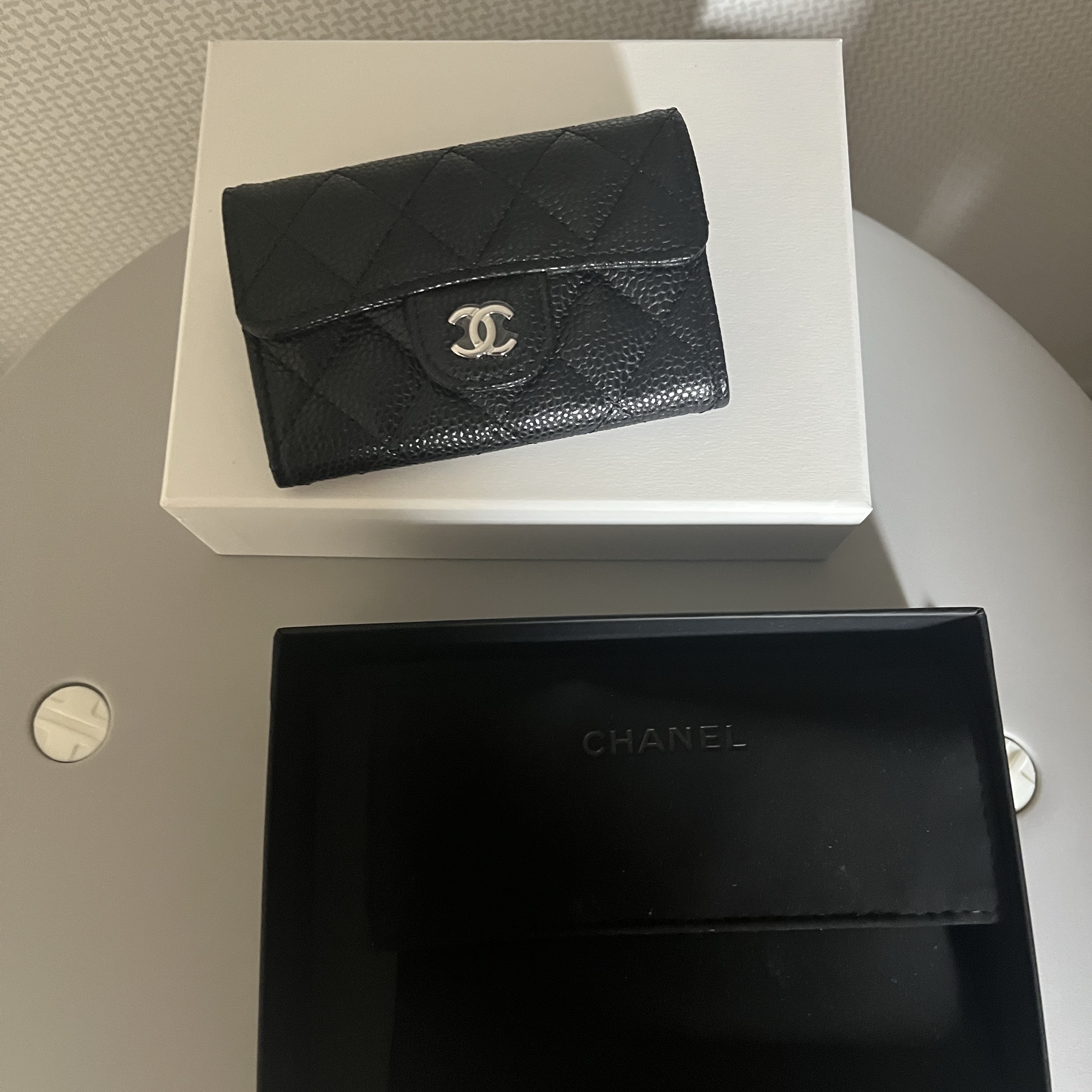 Chanel Classic Card Holder Grained Calfskin & Silver Black 착용 스타일