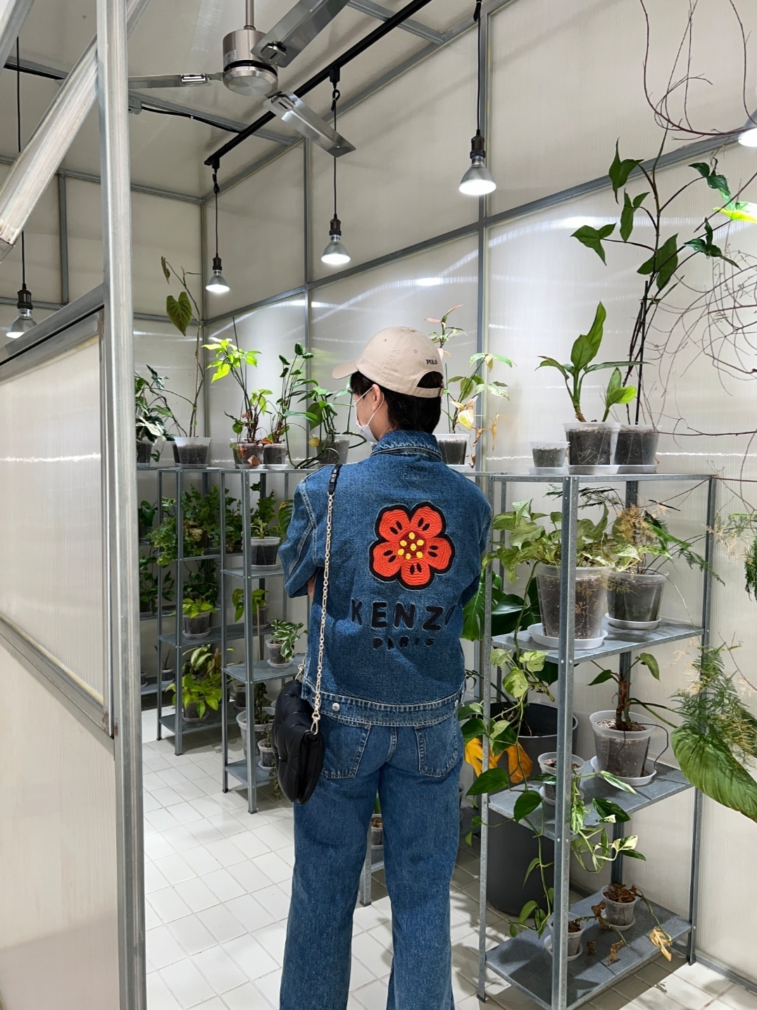 Kenzo Boke Flower Embroidery Denim Trucker Jacket Navy Blue, Maison Margiela Glam Slam Flap Small Black μ°©μ© μ€νμΌ - 4