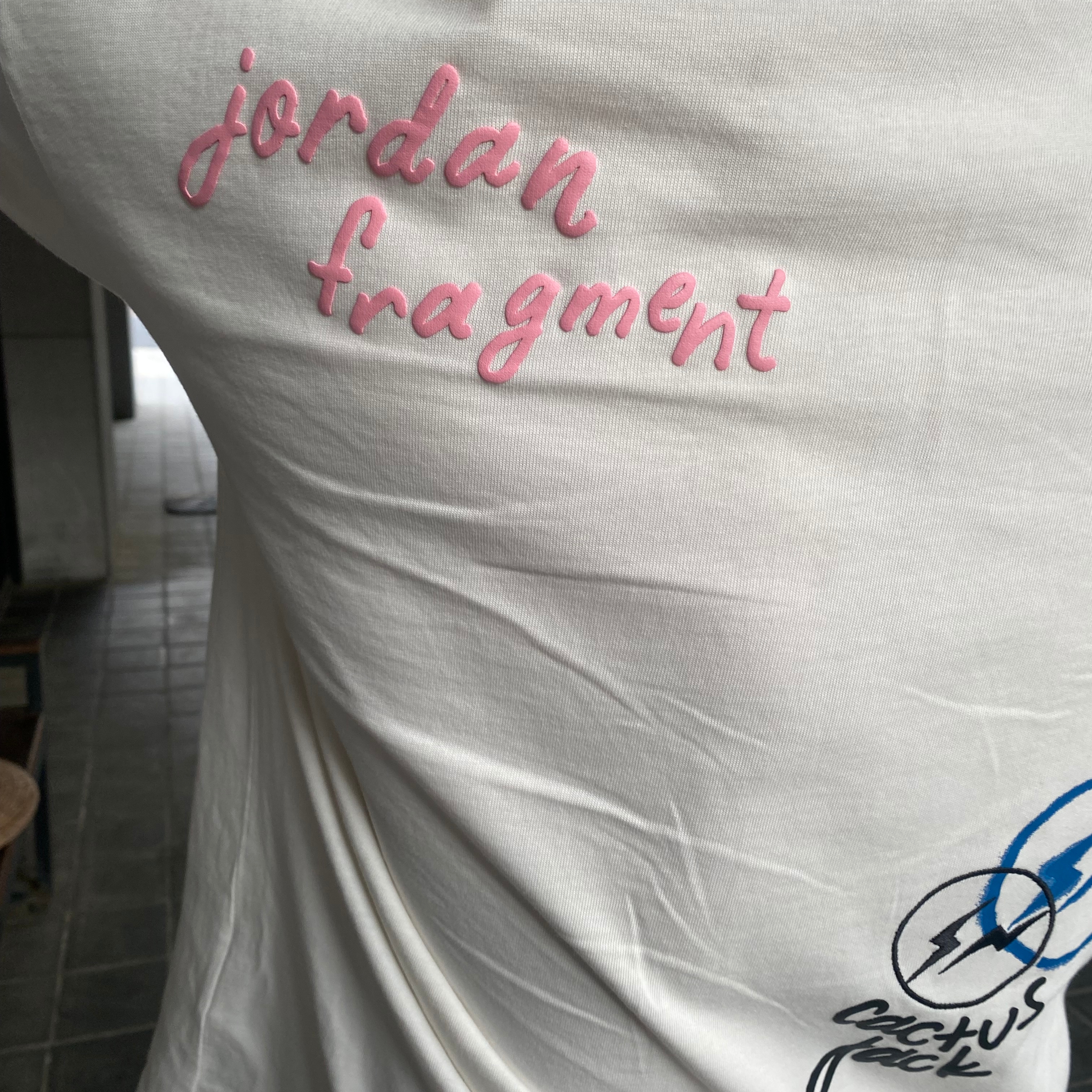 Jordan x Travis Scott x Fragment T-Shirt Sail (DJ0619-133), Jordan 1 x Travis Scott x Fragment Retro Low OG SP Military Blue 착용 스타일 - 1