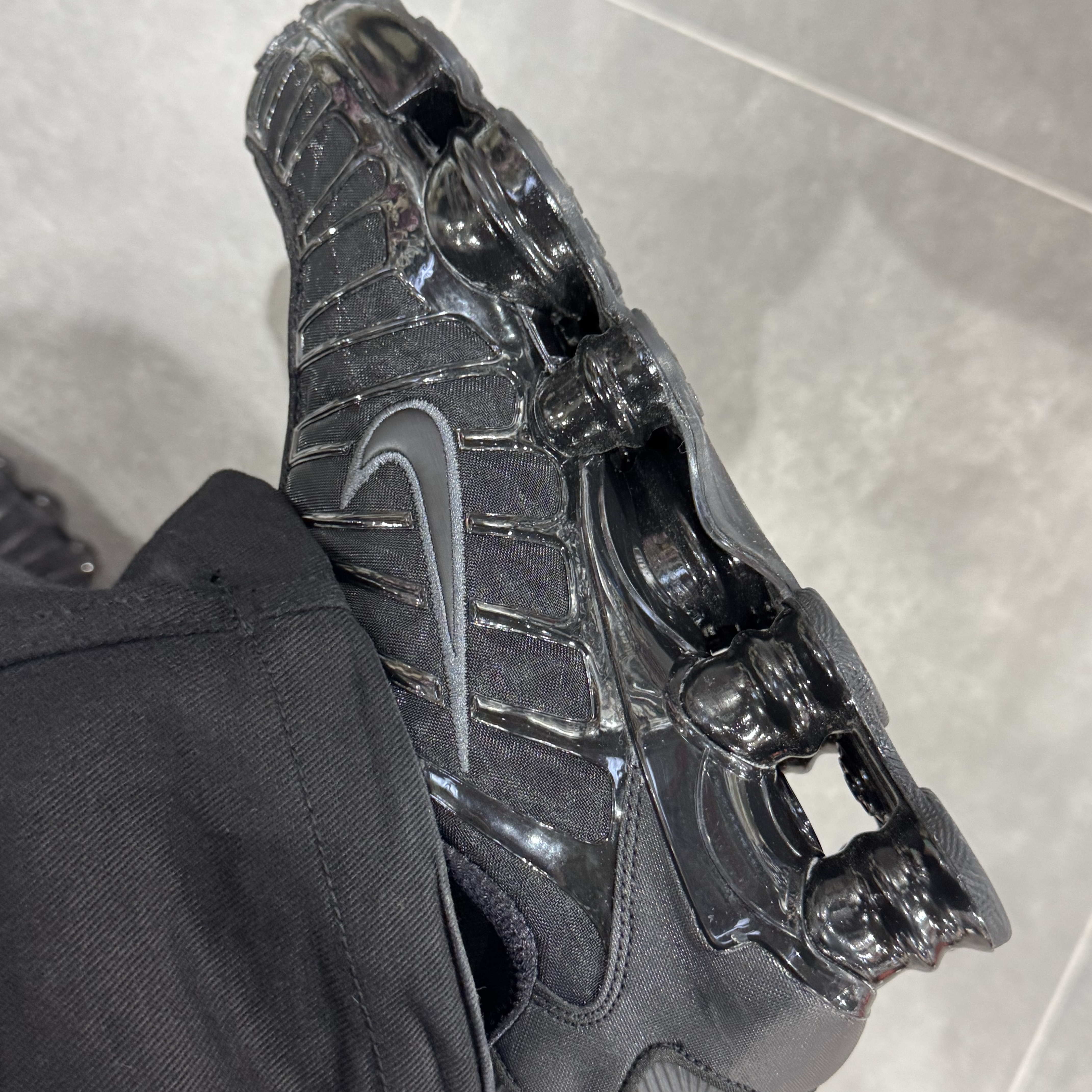 Nike Shox TL Black Metallic Hematite 착용 스타일 - 2