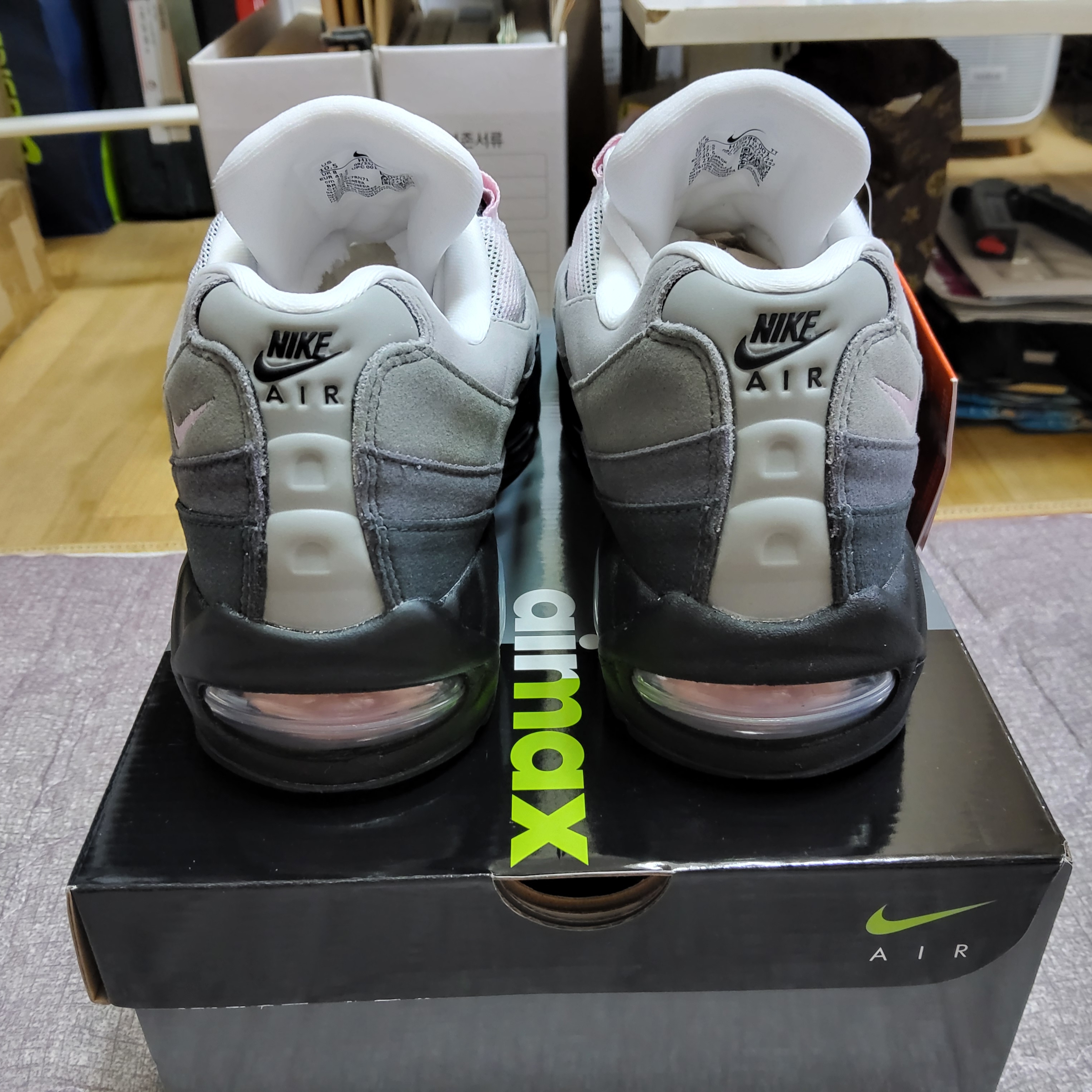 (W) Nike Air Max 95 Pink Foam 착용 스타일 - 3