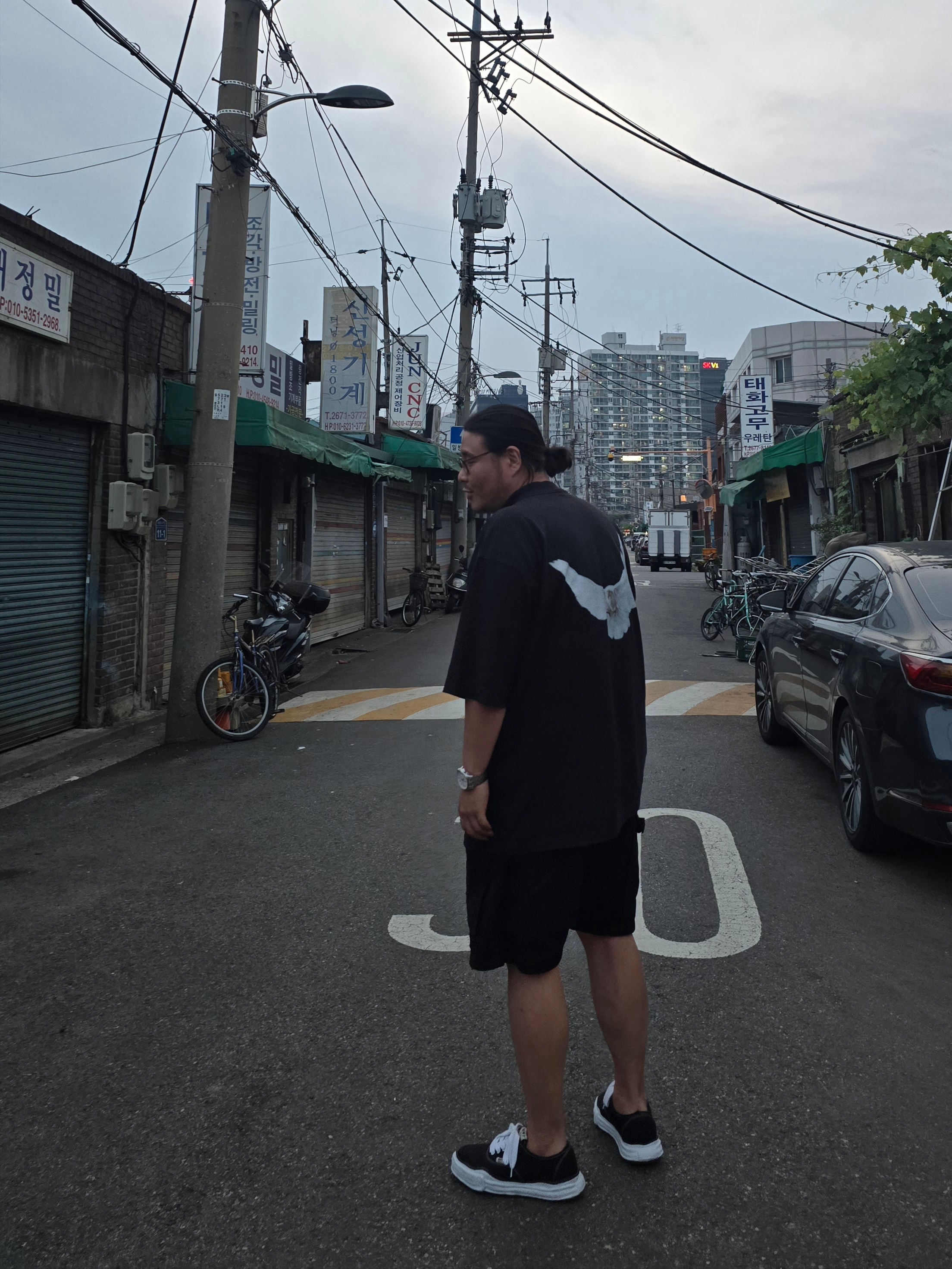 Yeezy Gap Engineered By Balenciaga Dove 3/4 Sleeve T-Shirt Black, Maison Mihara Yasuhiro Baker OG Sole Canvas Low Cut Sneakers Black 착용 스타일