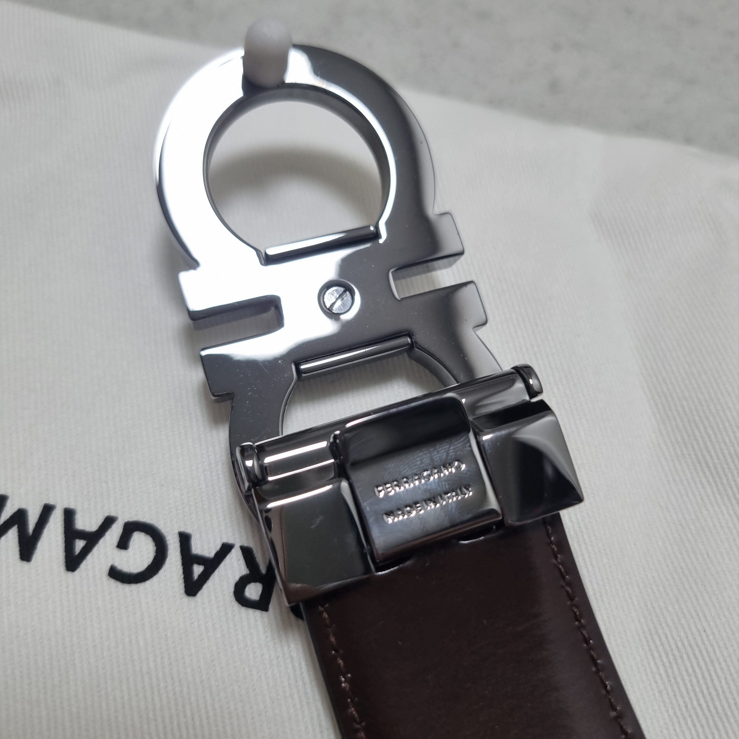 Ferragamo Reversible and Adjustable Calfskin Leather Gancini Belt Black Auburn 착용 스타일 - 2